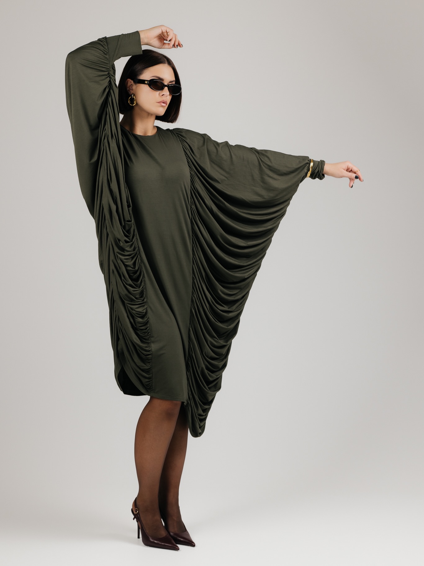 DRAPE suknelės yra absoliučiai ypatingos! 🌪️
Nepaisant to, kad suknelėje slepiasi NET 6 METRAI medžiagos, ji yra lengva ir priglunda tarsi antra oda.
Išskirtinis dizainas, skirtas išskirtinėms moterims - būti pastebėtoms, būti pamatytoms, būti prisimintoms ☝️
Vienas mylimiausių dalykų apie šias sukneles yra tai, kad jos itin gerai maskuoja blauzdas. Kas sekate PÙPLA ilgą laiką žinote mano kompleksą - aš labai vengiu nešioti šortus ir sukneles, kurios atidengia blauzdas, nes jos pas mane neproporcingai stambios ir visiškai neprideda įvaizdžiui lengvumo 😬
Tačiau šios suknelės kraštai krenta ant blauzdų kraštų ir vizualiai jas lieknina, kas man pasirodė tiesiog nuostabus sprendimas moterims, kurios turi panašių problemų 🥹
Žiūrint į patį suknelės modelį, jis labai tinkamas didesniems dydžiams, nes ji savyje turi labai labai labai daug laisvės. Tik po ja nepamirškite vilkėti formuojančių apatinių! Nors aš negaliu skųstis savo figūra, tačiau fotosesijos metu taip pat juos vilkėjau, nes jie tiesiog sustato viską į reikiamas vietas ir „nublurina“ kūno linijas tarsi kokia programėlė 🙂↔️
Už drąsą išsiskirti ir lepinti save drabužiais, kurie puošia! 💋