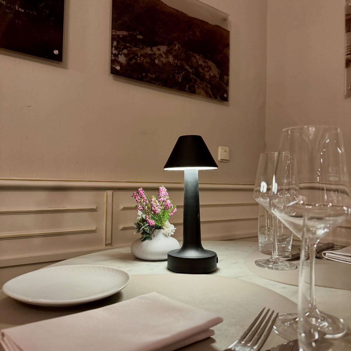 Ein ruhiger Tisch. Sanftes Licht. Zeit zu genießen.
Eine entspannte Abendatmosphäre und ein liebevoll gedeckter Tisch – so beginnt ein genussvoller Abend im Hotel Alte Mühle.
Der perfekte Rahmen für ein entspanntes Dinner in Bad Bertrich.
@HotelAlteMühleBadBertrich
📞 +49 2674 1880
🌐 hotel-altemuehle.de
📍 Bäderstraße 46 · 56864 Bad Bertrich
✉️ info@hotel-altemuehle.de
#visitbadbertrich #visitmosel
#restaurant #gastronomy #boutiquehotel