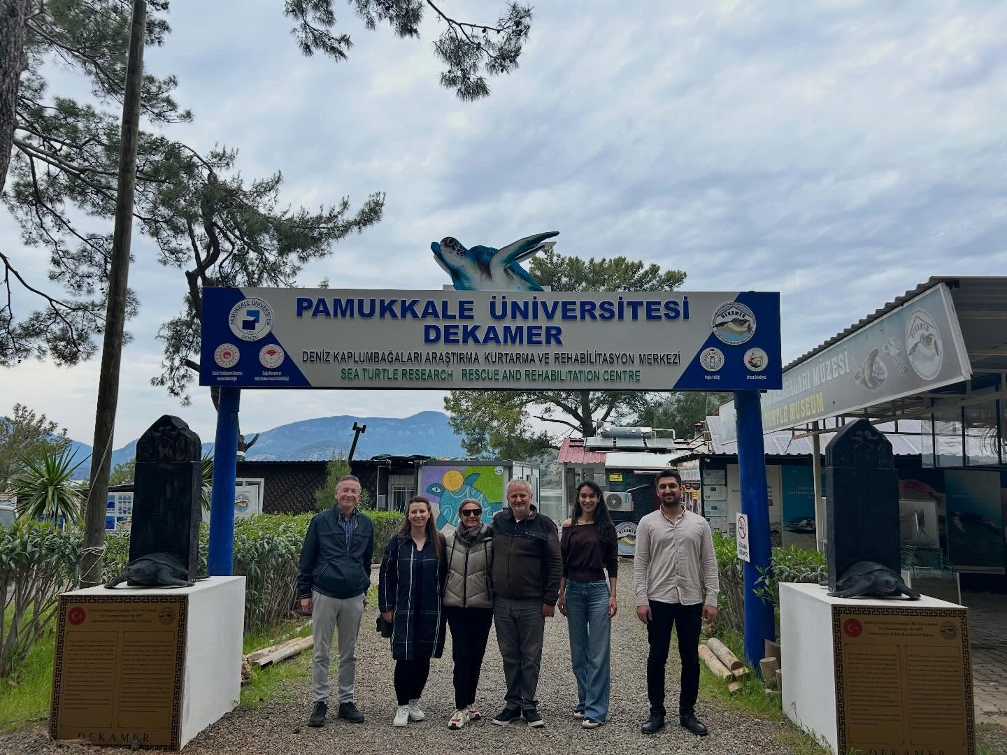 Bölgede faaliyet gösteren STK’larla yapılan iş birlikleri kapsamında, Kaptan June’un mirasını korumak ve gelecek nesillere aktarmak amacıyla Kaptan June Vakfı ile ortak bir çalışma başlatmış bulunmaktayız.
Sürecin ilk adımı olarak gerçekleştirdiğimiz saha ziyaretinde, Kaptan June’un barakasında onarılması planlanan alanlar yerinde incelenmiş ve onarım ihtiyaçları tespit edilmiştir. İncelemelerin ardından, DEKAMER’e de nezaket ve istişare ziyareti gerçekleştirilmiştir.
Yerel değerlerimize ve çevresel mirasımıza sahip çıkmaya devam ediyoruz.