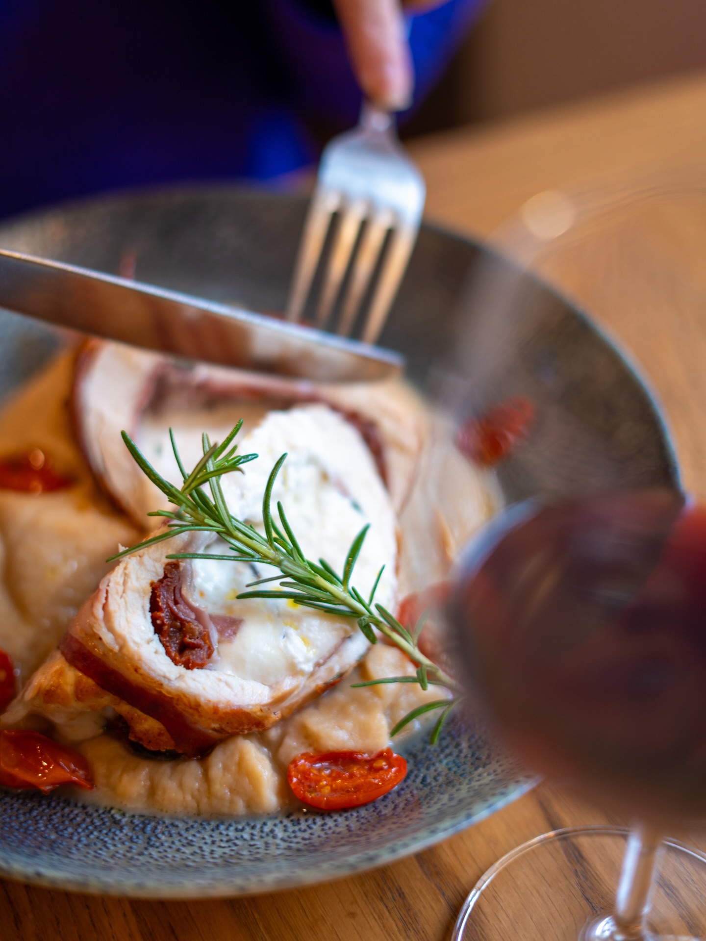 Experience a taste of Italy in the heart of Malá Strana 🇮🇹✨
Fresh ingredients, authentic recipes, and a cozy atmosphere you’ll want to come back to again and again.
Tonight calls for pasta, wine, and good company.