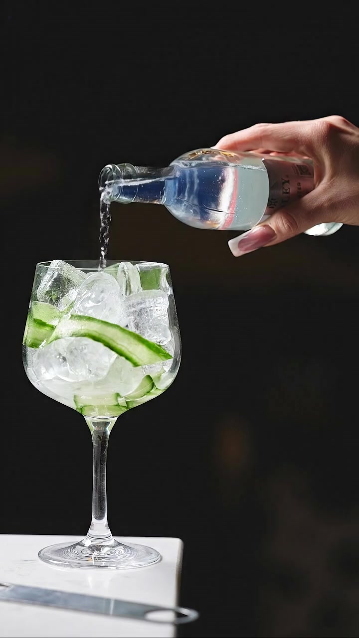 Tisztaság, frissesség, egy mozdulat. 🍸🥒
Jég, uborka és egy jól megválasztott tonic – így készül egy igazán karakteres, frissítő ital. Egyszerű, mégis prémium élmény minden kortyban.
Ha gin tonic Budapest, frissítő koktél, premium drink élmény és nyári italok – akkor ez a szint.
#ginandtonic #cocktail #freshdrink #premiumdrinks #budapestdrinks #drinkstagram #mixology #summerdrink
