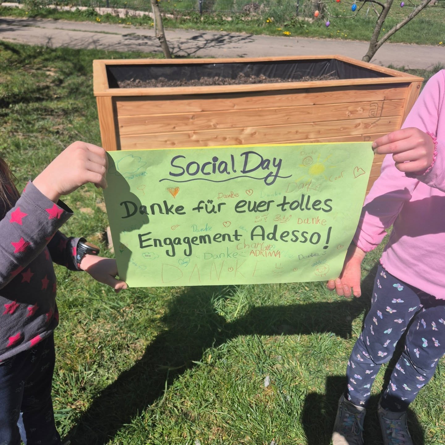 🌱 Social Day! 🌱
Ein riesiges Dankeschön an das Team von @adesso_se 💚 Danke für die großzügige Finanzierung und den tatkräftigen Bau unseres brandneuen Hochbeets. 🛠️
Die Kinder sind schon ganz aus dem Häuschen und freuen sich riesig darauf, dort bald fleißig anzubauen und die Natur zu entdecken. 🍓🥕🧅
Ihr habt auch Lust, einen Social Day bei uns auf dem Abenteuerspielplatz zu veranstalten?
Meldet euch einfach per DM oder E-Mail bei uns!