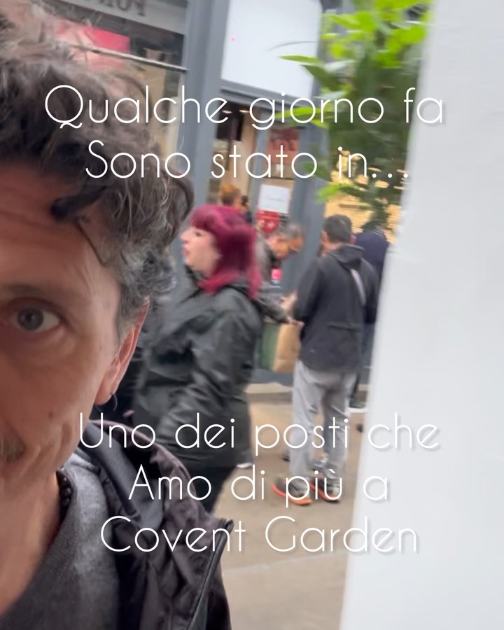 Da Benjamin Pollock’s Toyshop non sono entrato “solo per dare un’occhiata”…ma, non mi vergogno a dirlo, per realizzare un mio piccolo sogno.
-
È uno di quei posti dove il tempo cambia ritmo e che mi è stato di ispirazione per la mia Bottega dei Giocattoli 🤩
-
Nel cuore di Covent Garden, tra turisti, negozi e caos, esiste ancora questo piccolo mondo pieno di teatrini di carta, marionette, giochi vintage e oggetti che sembrano arrivare da un’altra epoca.
-
La storia di Pollock’s nasce nell’Ottocento con i celebri toy theatres: piccoli teatri di carta che permettevano ai bambini di mettere in scena storie a casa propria.
-
E la cosa che amo di più è questa:
qui l’immaginazione non è trattata come qualcosa di “utile” o “produttivo”.
È ancora considerata una cosa preziosa.
-
Forse è per questo che posti così ci emozionano ancora tanto.
-
Perché ci ricordano che crescere non dovrebbe significare smettere di meravigliarsi.
-
#london #coventgarden #magoriumgiocattoli #giocareinsieme #giocattoli