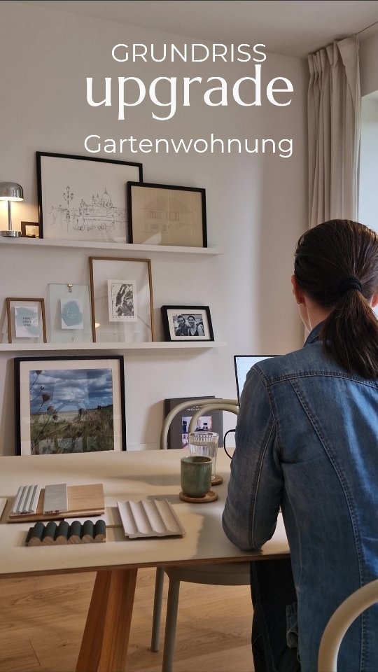 Ich durfte für eine Jungfamilie mit zwei Kindern diesen Grundriss einer 5-Zimmer Wohnung überarbeiten und an ihre Bedürfnisse und Wünsche anpassen. Der bisherige Grundriss war sehr klassisch aufgebaut, ein langer Gang, wovon viele Türen abgehen! Was ich daran immer sehr schade finde, ist, dass diese Fläche eigentlich völlig ungenutzt bleibt.
Daher habe ich diese Erschließungsfläche dem Wohnraum zugeordnet, was diesen um 5 m2 nun vergrößert! Den verbleibenden Gang könnte man noch mit einer Glastüre zum Wohnraum hin abtrennen, ebenso auch den Vorraum, sodass es noch eine zweite Türe zum WC hin gibt.
Auch der Hauswirtschaftsraum gewinnt an der neuen Position deutlich mehr Stauraum und Platz! Vorher war es zudem schwierig einen passenden Platz für den Fernseher zu finden, das gestaltet sich nun aufgrund der neuen Lage des Sofas, nun einfach!