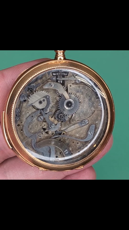 A Dunand quarter repeater pocket watch. Without the dial on you can see the repeater mechanism at work as it chimes out the hours and quarters.
#watchmaker #watchrepair #horology #quarter #repeater