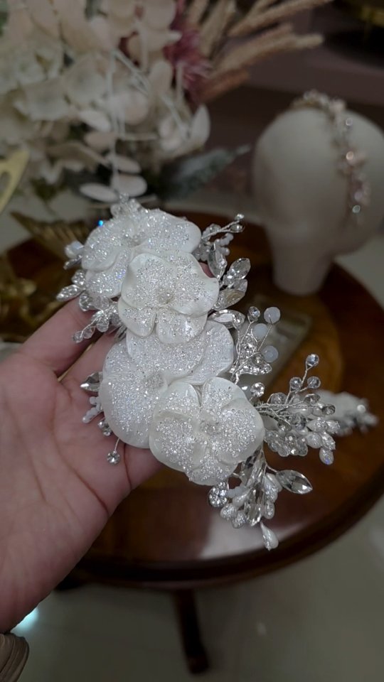 De nuestro best seller, creamos esta edición limitada 🤍
Un dúo que brilla increíble desde dónde lo veas!
Disponible en pre order! Manda un DM para obtener el tuyo ✨️
#bridetobe #handmade #tocados #tocadosnovia #weddinghairstyle