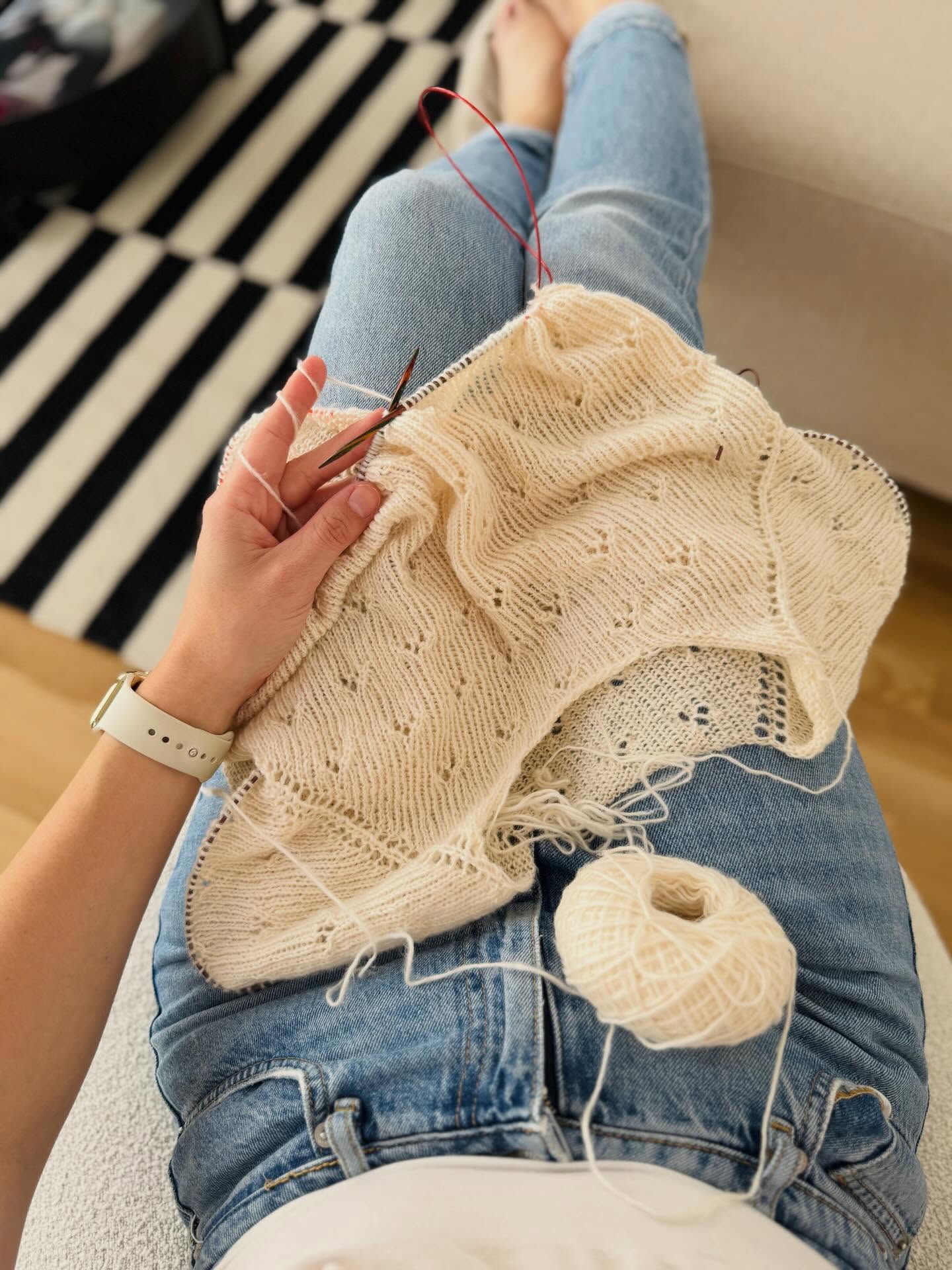 Spring in a few slides or: the perfect spring week as a knitwear designer (and mom and friend) 🥰
.
.
.
Pattern in progress by me - #lillietee and coming mid June ✨
.
Yarn: Suave in Natural by @pascuali_official
.
Advertising
.
#knitting #knittinglove #knittingaddict #stricken