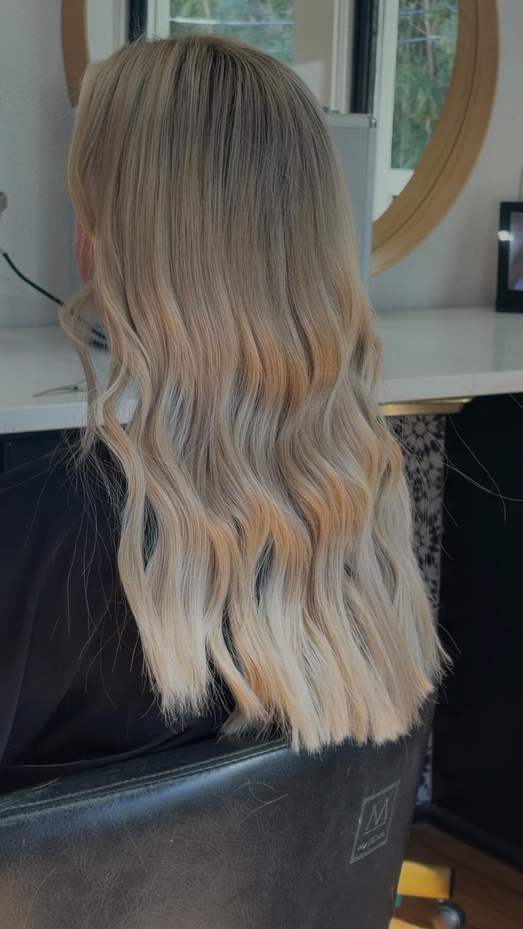 The goal is should always be the most seamless blend. ✨
We accomplish this by matching density, proper placement, and the perfect color blend making it impossible to see where the natural hair and extensions transition. When extensions are done right, every stage is perfection. 😍😍
Installed with @greatlengthsusa keratin cool fusion bonds by the talented @coloredbycurly
#satxextensions #sanantonioextensions #extensionspecialist #greatlengths #sanantoniosalon