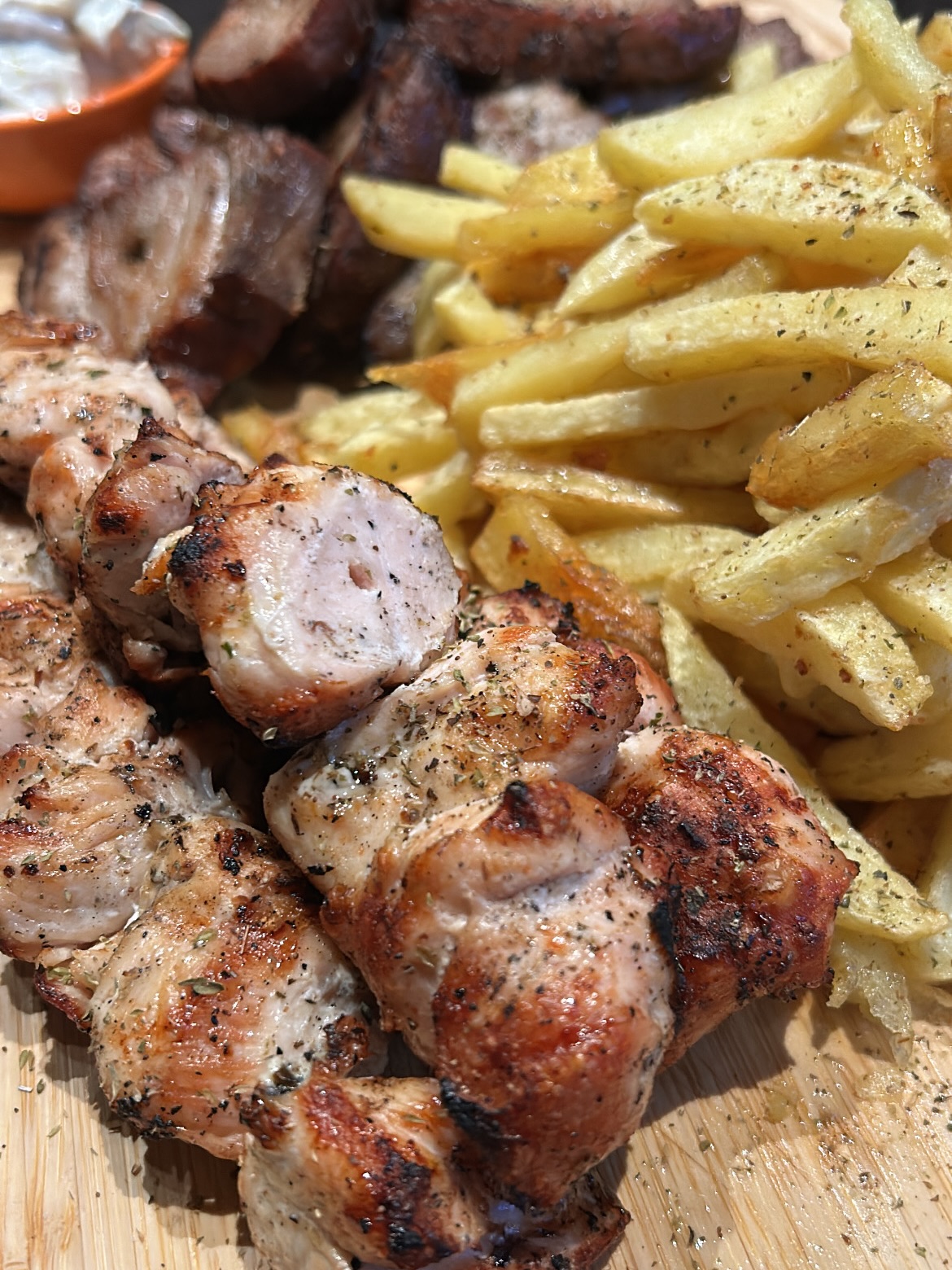 Good food is meant to be shared!
Our meat platters bring everyone to the table. And the home-cut fries are just irresistible! 👌🏻
#grilledmeats #meatlover #meatplatter #dinnerwithfriends #etobicokerestaurants