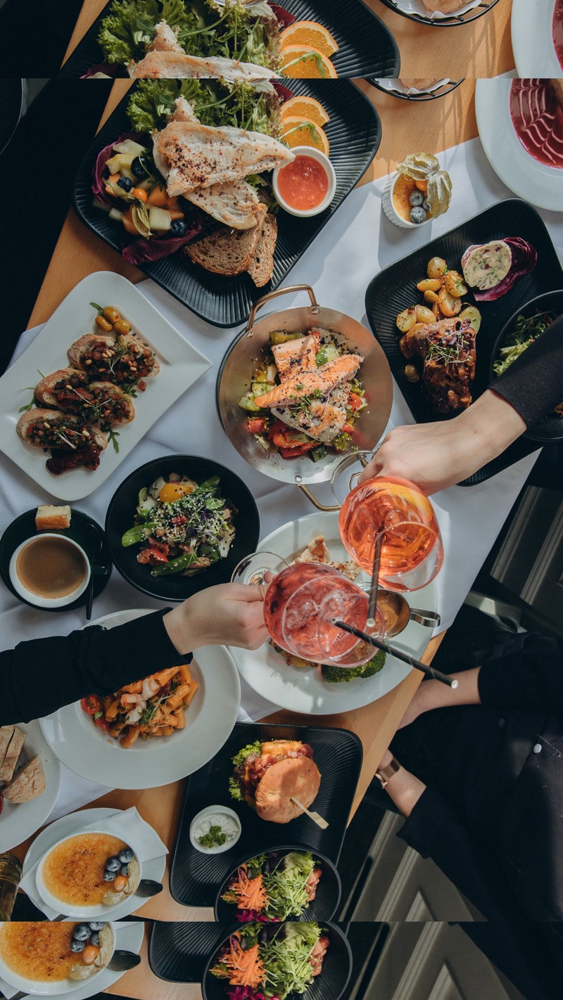 Ein himmlisches Vergnügen.
Für alle, die das Kaffeehaus noch nicht kennen –
vielleicht gibt euch dieser Moment einen kleinen Einblick.
Stimmen, Geschirr, leckeres Essen– genau diese Mischung macht die Stimmung aus.
Und für alle, die schon da waren: Ihr wisst, wie es sich anfühlt.