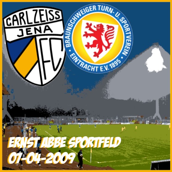 ⚽️ Carl Zeiss Jena - Eintracht Braunschweig 2:0, 3. Liga
📅 vor Ort am 07.04.2009
🚂 Abreise nach dem Spiel: Stundenlange Heimfahrt auf der Rückbank nach verlorenem Kellerduell an einem Dienstag Abend - da benötigten Mitreisende etwas Trost und besorgten an der Raststätte eine Kioskbox Jägermeister, die bei der Rückkehr in Berlin längst alle war. Jahre später will man dann das Auto verkaufen, räumt alles aus, findet in der hintersten Ecke einen kleinen grünen Schraubverschluss und denkt: Das müsste ein Souvenir von der Fahrt nach Jena sein.
🤩 Legenden: An jenem Abend Abstiegskampf in Liga 3, wobei mit Kruppke, Boland, Dogan und Washausen vier Braunschweiger auf dem Platz standen, die vier Jahre später in die Bundesliga aufstiegen - genauso wie Pfitzner und Trainer Lieberknecht, die auf der Bank saßen.
🏟️ Stadion: Schon vor dem Umbau war das Ernst Abbe ein Hingucker: die Flutlichter, die Berge hinter der Gegengeraden, die Tribüne. Etwas blöd war, dass durch den Sichtschutz in der Südkurve Heim- und Gästeblock einander nicht sehen konnten. Da auch in der modernisierten Variante beide Fanlager auf der Süd stehen, könnte das Ernst Abbe aus Sicherheitsbedenken für Liga 3 keine Zulassung kriegen.
👥 Fans: Sicherheitsbedenken waren wohl auch der Grund, weshalb feste und flüssige Verpflegung in Jenas Gästeblock durch knastähnliche Gitterstäbe gereicht wurde. Da fragte man sich, auf welcher Seite der Gitterstäbe die Gefährder stehen: Soll das diebische Volk in Jenas Gästeblock vom Klau der Wurst- und Getränkekasse abgehalten werden? Oder verkaufen dort Knackis der JVA Jena, die über den Gästeblock versuchen könnten, in die Freiheit zu entkommen?
🐶 Wenn CZ Jena ein Hund wäre: Hooch aus “Turner & Hooch“. Der Film wurde mit großen Sicherheitsmaßnahmen gedreht, damit Tom Hanks nicht von Hooch gefressen wird.
#carlzeissjena #eintrachtbraunschweig #3liga #groundhopping