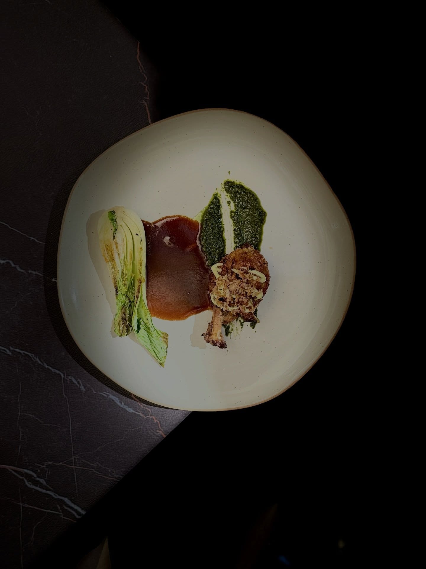 La carte du soir - La saison du Gǔyǔ au Xiǎomǎn
【 San Bei Ji, Souffle Marin d’ Été | 海风入夏•小满三杯 】
🍗✨ Inspiré du traditionnel San Bei Ji taïwanais (poulet aux « trois tasses »), ce plat revisite la recette dans l’esprit du passage entre Guyu 🌧️, Lixia ☀️ et Xiaoman 🌱. L’aile de poulet farcie d’un calmar 🦑 travaillé en farce fine, à la texture presque carnée, marie la richesse terrestre à la fraîcheur iodée 🌊.
🥬 Elle est accompagnée de pak-choï, d’oignons frits croustillants 🧅, d’une sauce de San Bei Ji et d’un coulis de basilic 🌿. La profondeur aromatique de la sauce enveloppe la viande, tandis que le calmar apporte une note marine délicate, offrant une lecture plus légère et nuancée du plat traditionnel.
🌿 Après Guyu, la nature s’épanouit sous la pluie ; avec Lixia, la chaleur s’installe ; et à Xiaoman, les saveurs gagnent en intensité sans atteindre leur apogée. Ce plat reflète cet équilibre : riche mais encore aérien ☁️, intense sans être lourd.
🇹🇼🍽️ Le San Bei Ji, emblématique de la cuisine taïwanaise, tire son nom de l’équilibre entre sauce soja, vin de riz 🍶 et huile de sésame. Ici, il est réinterprété avec une touche marine 🦑 et une approche gastronomique contemporaine.
🌡️ Avec la montée des températures, des saveurs franches et légèrement grasses stimulent l’appétit 😋, tandis que les légumes verts apportent fraîcheur et équilibre 🥗, en harmonie avec la saison.
⚠️ Allergènes : le coulis de basilic contient des fruits à coque 🌰. Les personnes allergiques doivent faire preuve de la plus grande vigilance.
📝 Reservation : www.bistrowu.com
#aixenprovence #aixmaville #aixmarseille #aixoise #restaurantaix
