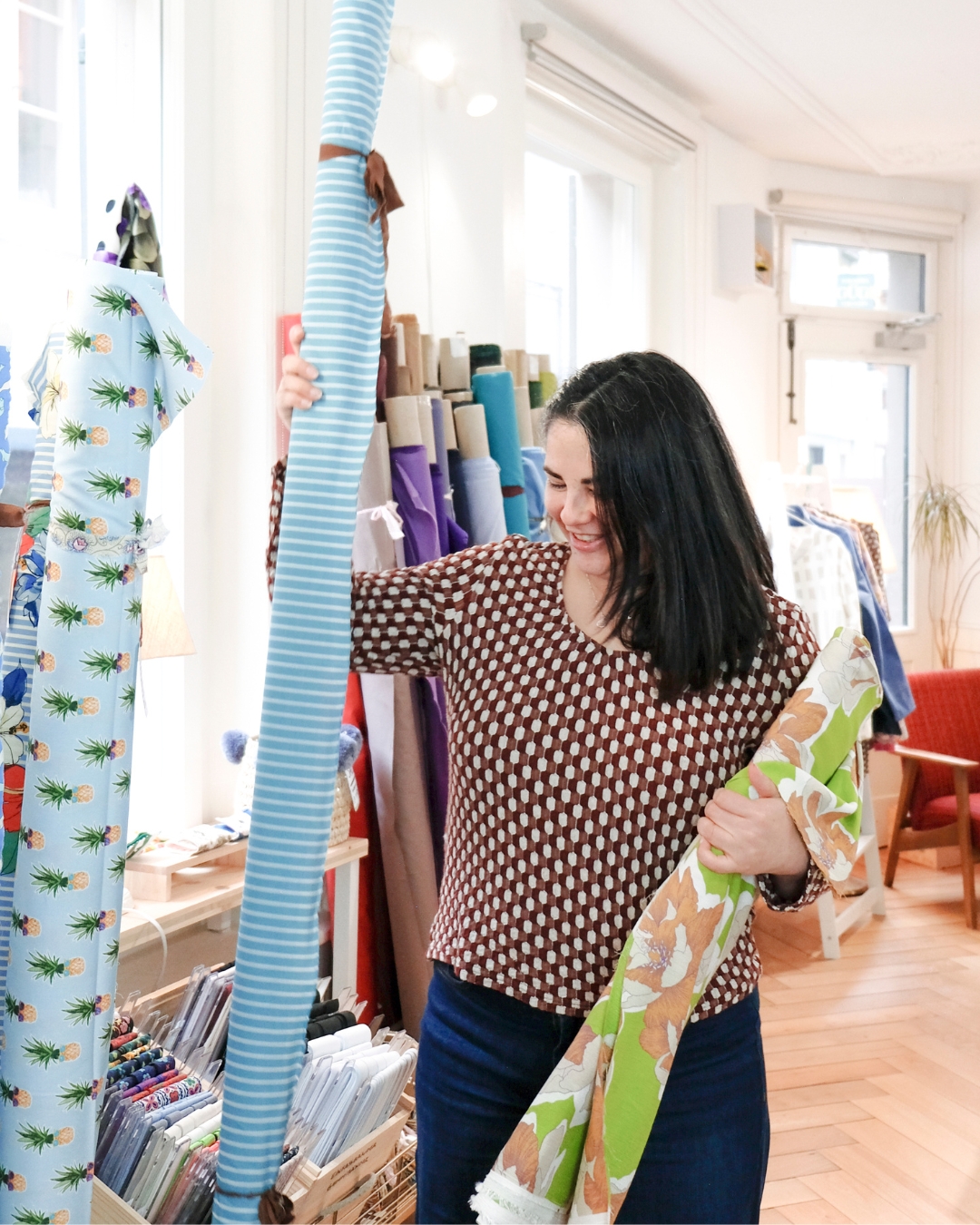 🤍 Willkommen in Mia’s Atelier, Zürich 🤍
Ein Ort voller Stoffe, Farben und Ideen 😄
Klein, aber voll mit Stoffen, die entdeckt werden möchten.
Hier wird geschaut, gefühlt, kombiniert, wieder verworfen und neu entdeckt.
Ein Stoff kann lange einfach nur schön sein…oder plötzlich genau das werden, was du gesucht hast.
Ich suche die Stoffe mit viel Gefühl aus – manche fallen sofort ins Auge, andere entdeckt man erst beim zweiten Hinsehen.
🧵 Stoffe, aus denen Ideen entstehen
🎨 Accessoires – Einzigartig und direkt im Atelier genäht
✨ Schnittmuster für dein nächstes Projekt
🪡 Eine feine Auswahl an Mercerie
Komm vorbei und schau dich in Ruhe um. 🥰 Ich freue mich auf dich
#stoffladenzürich #miasatelier #nähenmachtglücklich #stoffeonline #fabriclovers