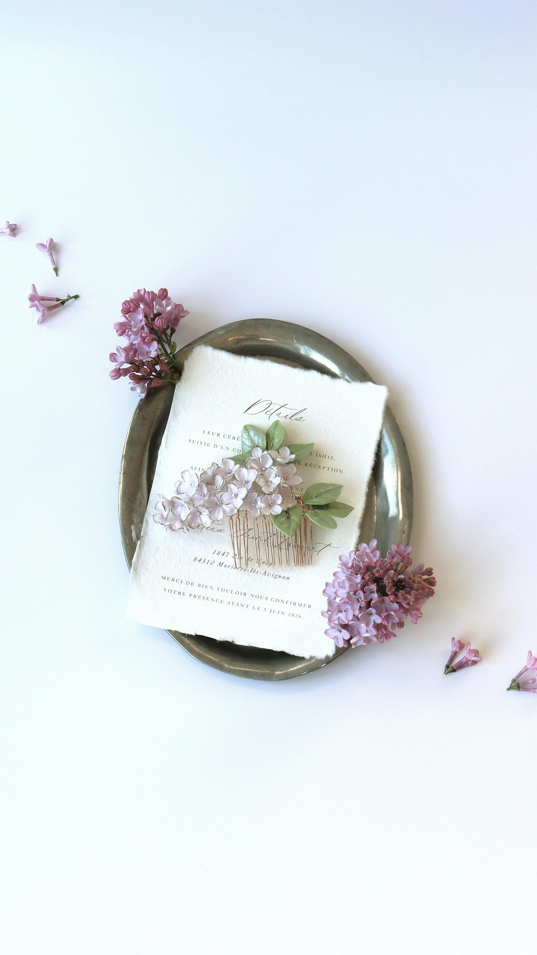 L’art du détail… jusque dans la papeterie ❤️
Une création qui accompagne parfaitement l’univers de la mariée.
Si vous préparez votre mariage, je vous recommande chaleureusement la maison de papeterie @maisonpohem
#mariée #bridalaccessories #wedphotoinspiration #boucledoreille #weddingbridal