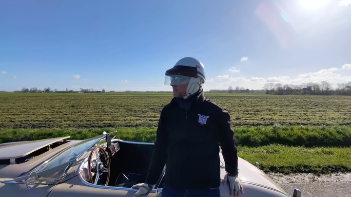 Please fasten your seat belt for flight hour 3: The Austin Healey 100/4 BN1 in Coronet Cream looks like a Royal Promise on four wheels – graceful, elegant and yet full of sporting power. A British Roadster dedicated to a Queen, whose Colour has become particularly rare in our Days. #AustinHealey #ClassicCar #Oldtimer #CoronetCream #QueenElizabeth @britishcarpassion @britishsportscars @britishmotormuseum @gentlemendrivers_official @britishracingmotors @classicdriver