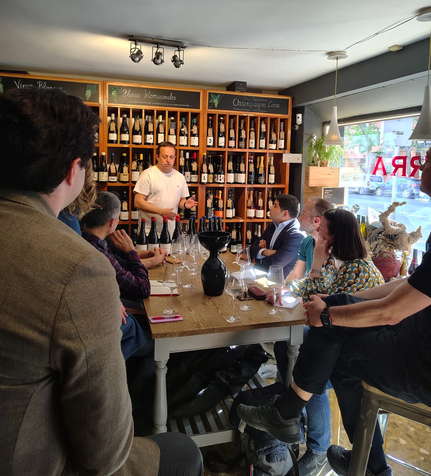 Ayer celebramos la cata vertical de dos de los vinos más emblemáticos del viticultor Ricard Foraster, que además nos acompañó personalmente para presentar la sesión.
Una experiencia pensada para profesionales del sector, donde pudimos analizar la evolución de cada añada y profundizar en el estilo y la identidad de sus vinos.
Nos encanta que vengáis a disfrutar de estas experiencias con nosotros. Gracias a todos los asistentes por hacerlo posible.
🌐🍷 Si eres particular o cliente de la vinoteca y quieres venir a nuestras catas, estate atento a la web para no perderte las próximas sesiones abiertas al público.