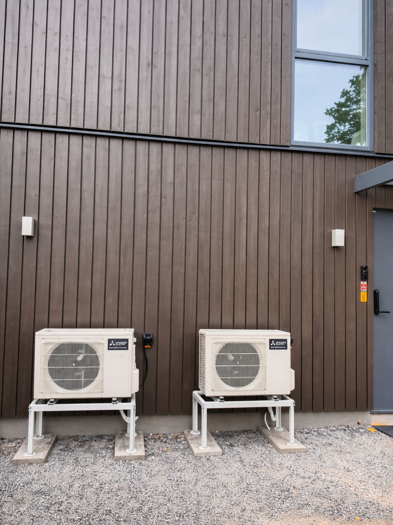 Två stycken Mitsubishi Hero LN35 installerade i Huddinge. Denna gång med dold rördragning bakom panel.
Givetvis är även el-installation utförd av vår egna Elektriker⭐️
Är du också intresserad av att veta vilken lösning som passar ditt hem eller verksamhet bäst?☘️
Boka ett kostnadsfritt platsbesök🙏🏻
📞 08-7685577
✉️ Kontakt@bmekyl.se
