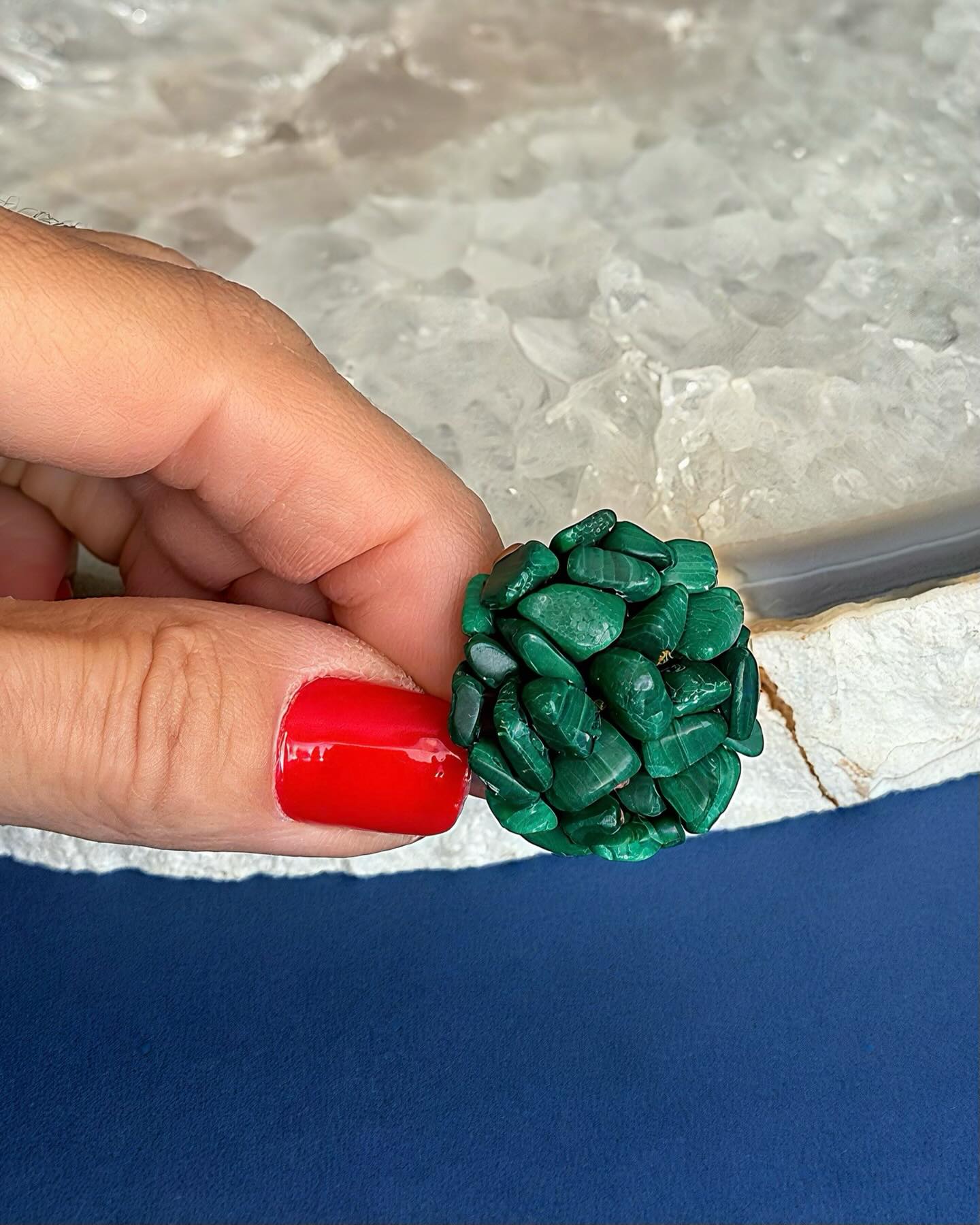 A linda gema do nosso anel feito com cascalhos da pedra malaquita, costurados no bordado macramê, é daquelas peças que não podem faltar no seu closet.
Além de bela, com seus veios em verde profundo, acredita-se essa pedra traz proteção e ciclos de renovação.
Obra de arte exclusiva da natureza feita à mão.
Para adquirir essa peça, acesse a nossa loja virtual e aproveite o FRETE GRÁTIS para compra de quaisquer produtos pronta entrega. Não esqueça de usar o cupom BEMVINDA10 para desfrutar de desconto na sua primeira compra.
#luxoartesanal
#elegancianatural
#biojoiasexclusivas
#anelverde