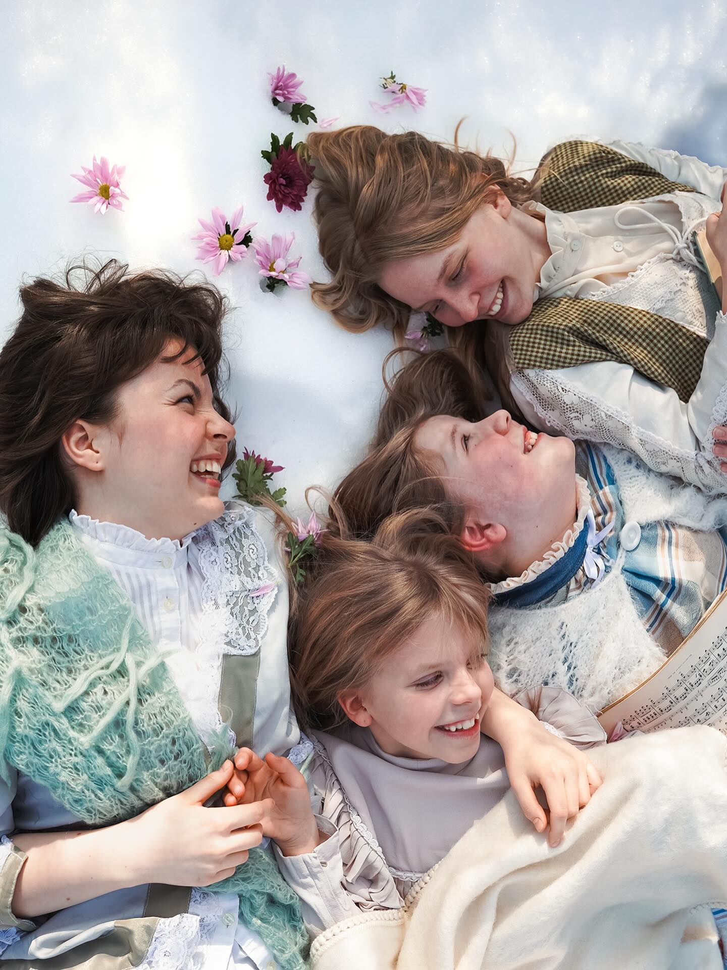 Pikku naiset on täynnä unelmia, jotka syntyvät jo lapsena. Meidän pienet näyttelijämme tuovat lavalle sen saman mielikuvituksen ja rohkeuden, joka tekee Louisa May Alcottin tarinasta ajattoman.
Mitä sinä unelmoit kun olit lapsi?
Ensi-ilta 13.6.2026
Louisa May Alcott
Näyttämösovitus Heini Vahtera
Ohjaus Sirpa Riuttala
Järvenpään Vanhankylänniemessä
#Järvenpäänteatteri #Järvenpäänkesäteatteri #kesäteatteri #Pikkunaisia #kesä2026
Kuva: Hanna Erämaja