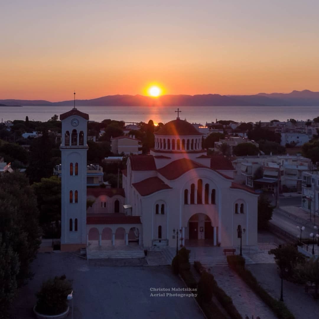 Καλή μας Κυριακή ✨
«Είναι αφιερωμένος στον πρώτο χριστιανό αυτοκράτορα της Ρωμαϊκής Αυτοκρατορίας, Κωνσταντίνο Αυρήλιο, και στη μητέρα του Ελένη. Ο μεν πρώτος αγιοποιήθηκε από την Εκκλησία λόγω του ότι νομιμοποίησε τη χριστιανική πίστη, η δε μητέρα του θεωρείται στην εκκλησιαστική παράδοση ως εκείνη που βρήκε τον Τίμιο Σταυρό στους Αγίους Τόπους και έθεσε τα θεμέλια για τη μετατροπή της Ιερουσαλήμ σε χριστιανικό προσκύνημα, με την ανέγερση μεγαλειωδών ναών στους χώρους όπου εκτυλίχθηκε το θείο δράμα. Οι δύο άγιοι γιορτάζουν στις 21 Μαΐου.»
✒️ @johnantono.cartoonist 📷 @christos_maletsikas christos_maletsikas
It is dedicated to the first Christian emperor of the Roman Empire, Constantine the Great, and to his mother, Saint Helena. Constantine was canonized by the Church for legalizing the Christian faith, while his mother is regarded in ecclesiastical tradition as the one who discovered the True Cross in the Holy Land and laid the foundations for transforming Jerusalem into a major Christian pilgrimage site, through the construction of magnificent churches at the locations where the Divine Passion took place. The two saints are celebrated on May 21.