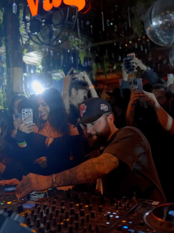 This is what Saturday looks like.
@moojo.ofc & @joshgigante.
A full room. No slowing down.
This Saturday, Vagabond returns
#SurfClubDubai #OnlyForWanderers #DubaiNightlife