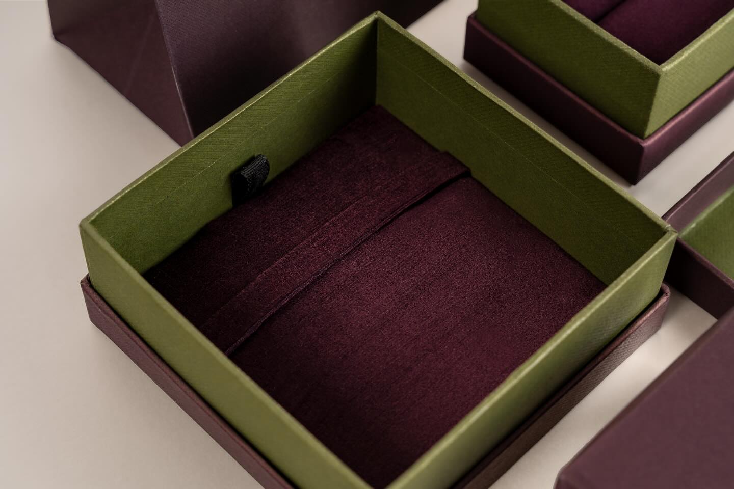 An expression of elegance, inside and out.
Bespoke packaging produced for @bydalialasheen Jewelry—where luxury begins before the piece is revealed.
.
A project by : @mwfashionconsultancy
Photography: @minaashraf_photography