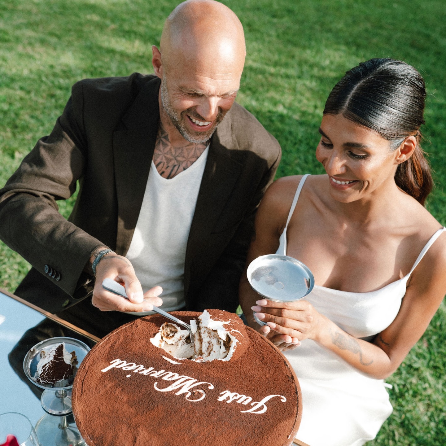 Scoop first, think later.
The “just married” tiramisu moment — served straight from a champagne bowl, shared with no rules. There’s something deeply satisfying!
Paired with the rise of mirrored tables @moods_ibz (because reflections = double the drama) and floral compositions @flordelmundoibiza that feel more like sculptural installations, the whole scene becomes playful and bold.
Creative concept & planning @aboutsummeribiza
Photography @rawmaterialibiza
Videography @markbeijk_photography
Styling and decor @moods_ibz
Flower design @flordelmundoibiza
Wedding cake & tiramisu @kissthatcake
Venue & drinks @safragellhotel
Hair & make-up @joelleromita
Lace dress @charoruizibiza
Printwork design @aboutsummeribiza
Copyshop @printxpressibiza