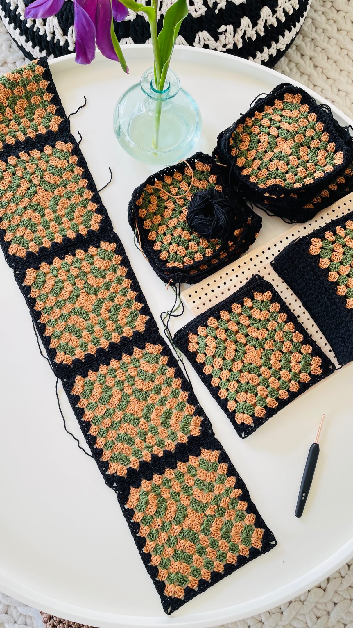 Kleiner Tip für euer Granny Square Projekt. 🧶🤩. Das zusammennähen ist dadurch viel leichter und das ganze Projekt kommt in Form. Sieht schon auch a bissle schön aus… der Stapel akkurater granny’s 🤩
Es wird übrigens ein Rock … bin schon etwas stolz auf die vielen Granny’s. Jetzt gehts dann bald ans zusammennähen und da hilft das spannen schon sehr. 🤓
Spannt ihr eure granny’s auch? 🤔
#häkeln #grannysquare #anleitung #diy #häkelnmachtglücklich