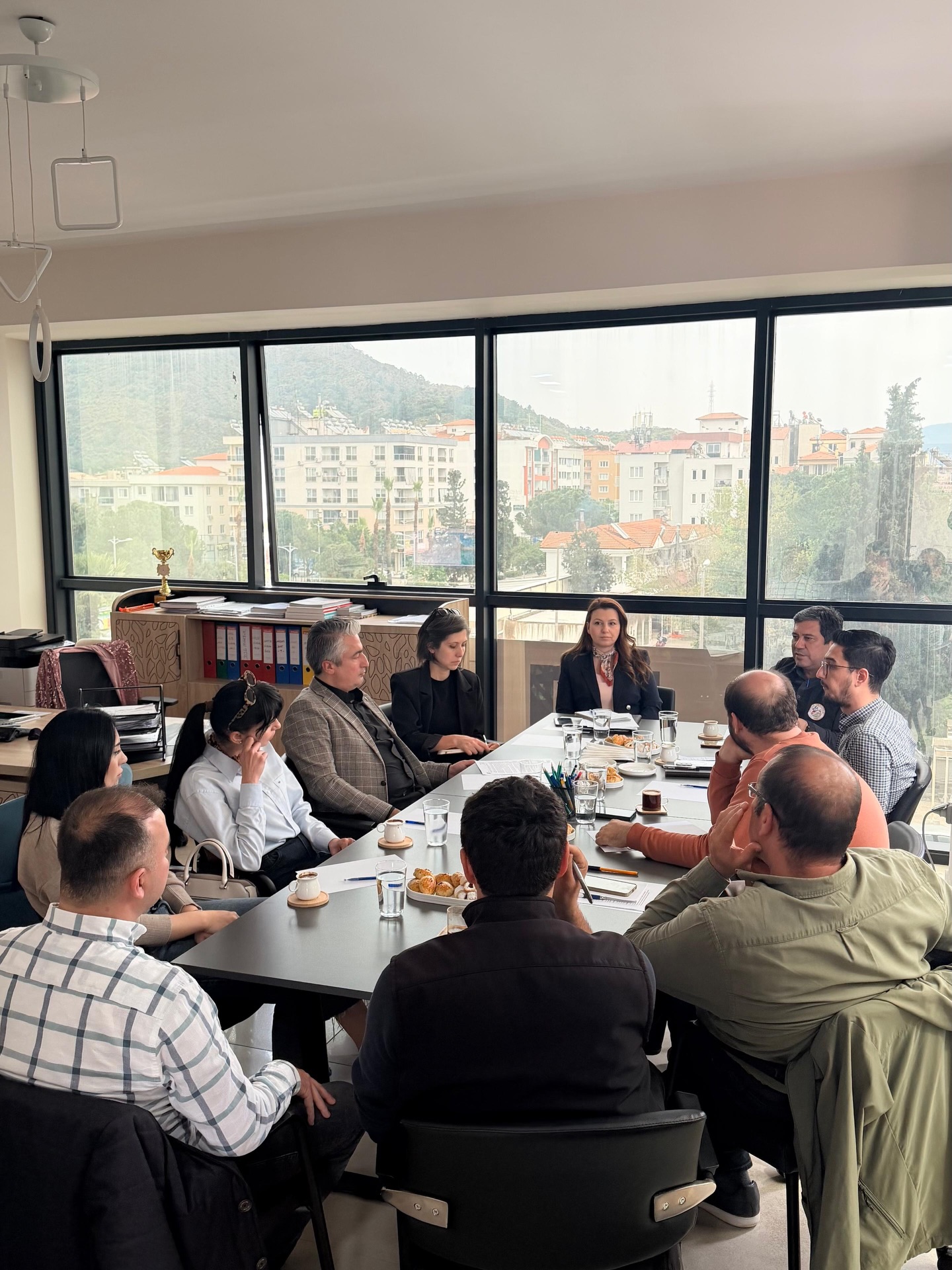 Teknik Çalıştay Toplantımızın ikincisini, İnşaat Mühendisleri Odası, Makina Mühendisleri Odası ve Harita Mühendisleri Odası ile belediyelerin teknik ekiplerinin katılımıyla gerçekleştirdik.
Ortaca Belediyesi İmar ve Şehircilik Müdürü Recep Aydın ve ekibi ile Köyceğiz Belediyesi’nden katılan teknik personellerin katkılarıyla, sahadaki sorunları ve çözüm önerilerini birlikte değerlendirdiğimiz verimli bir toplantı gerçekleştirdik.
Katkı sunan tüm paydaşlara teşekkür ederiz.
Ortak akıl ve iş birliğiyle süreci geliştirmeye devam edeceğiz.
#OrtacaMim #TMMOB #TeknikÇalıştay