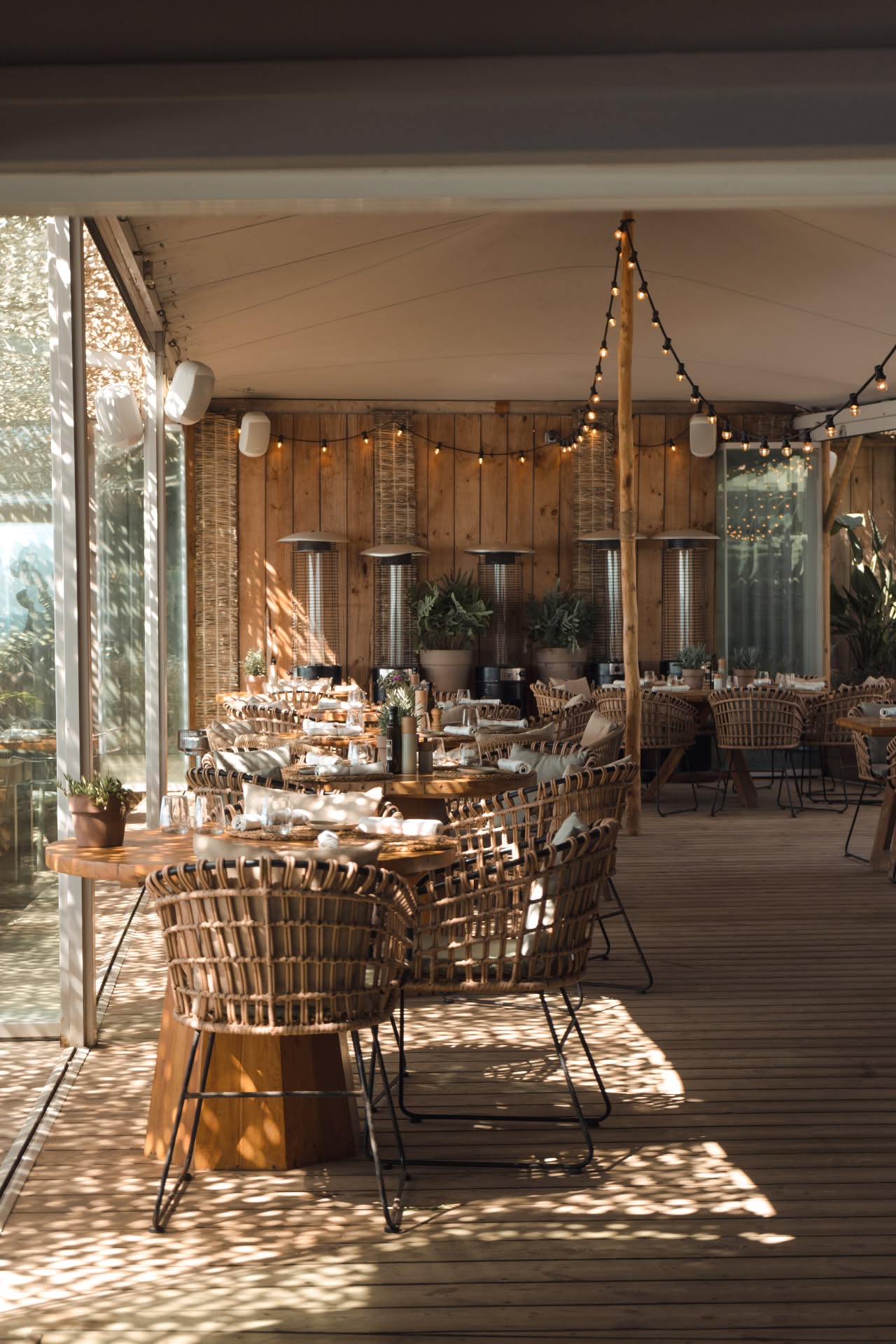Soft light, wooden textures, and that Luuma calm ✨🌿
Our indoor terrace is pure comfort, warm, natural and ready for long lunches or slow dinners by the sea breeze.
The kind of place you don’t want to leave.
#luumabeachrestaurant #luumabeachmarbella #marbellaweekend #marbellatrip #marbellalifestyle #marbellaspain #marbellavacation #elrosariobeach