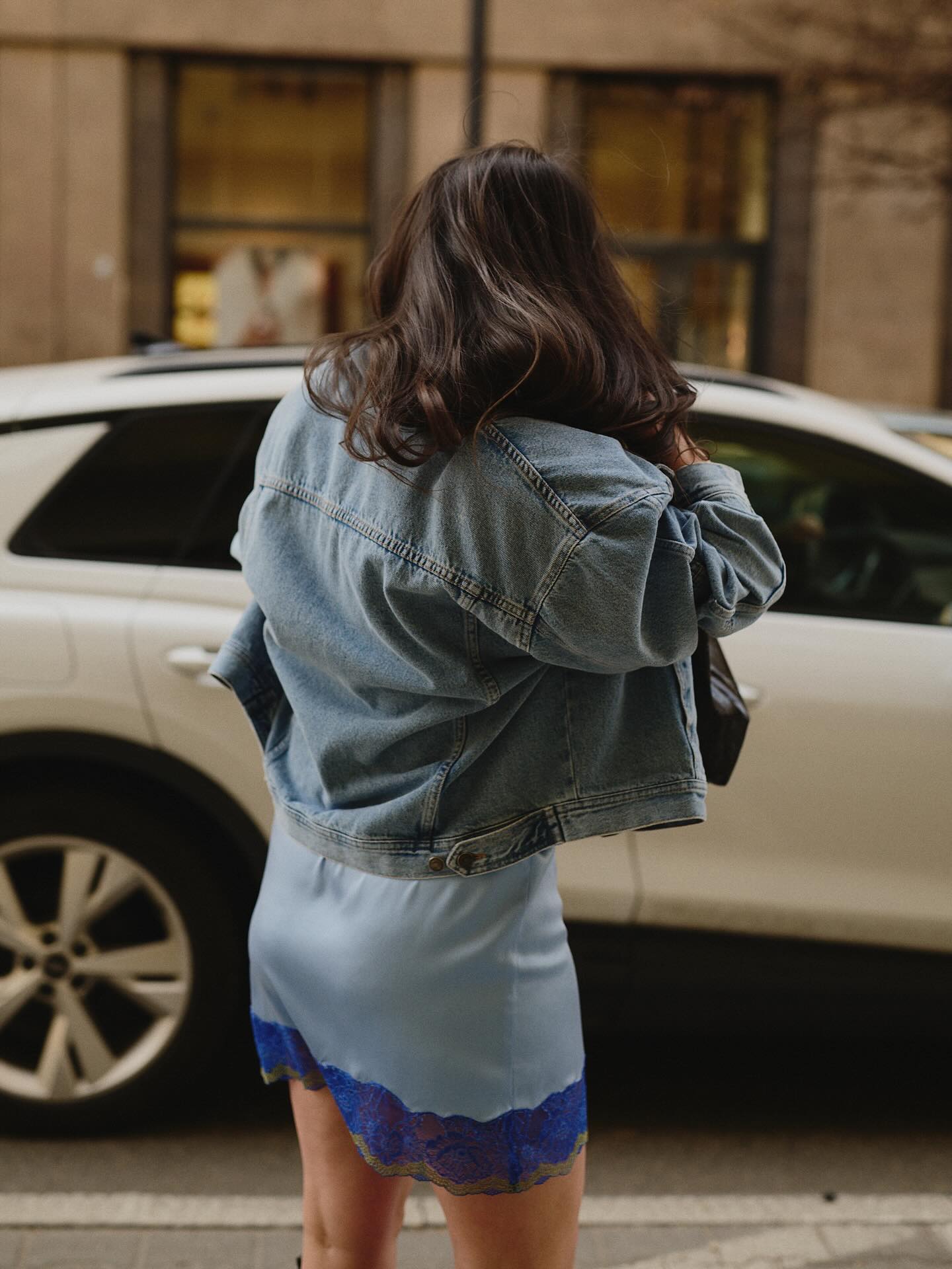 Slip dress na ulicę? Tak! 🩵 Jedwab nie musi być tylko na wieczór i większe okazje. Wystarczy zarzucić na niego jeansową kurtkę, wciągnąć kowbojki i mo