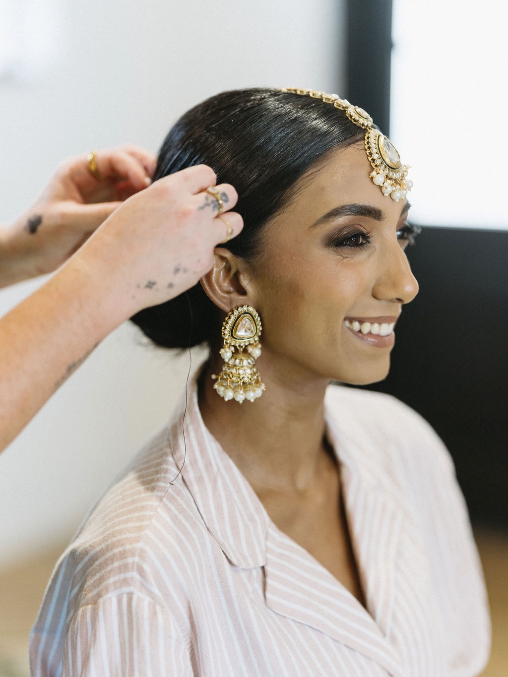 Beautiful Kiara it was such a privilege to play a small part in the 3 incredible days of your wedding!
Even though you were surviving on like 5 collective hours of sleep you still somehow managed to be fun and kind and excitable and engaged! 👏🏼👏🏼👏🏼
You were an exquisite bride - ALL WEEK 💅🏻 and this lehenga and jewellery quite literally took my breath away 🥵
Photos @mareshaleephoto
Venue @unalome_weddings_functionvenue
Bride @kiarahirachund
Hair + makeup @glow_hmua ✨
#indianbride #indianwedding #bridalhairandmakeupartist #weddinghairstylist #bridalmakeupartist