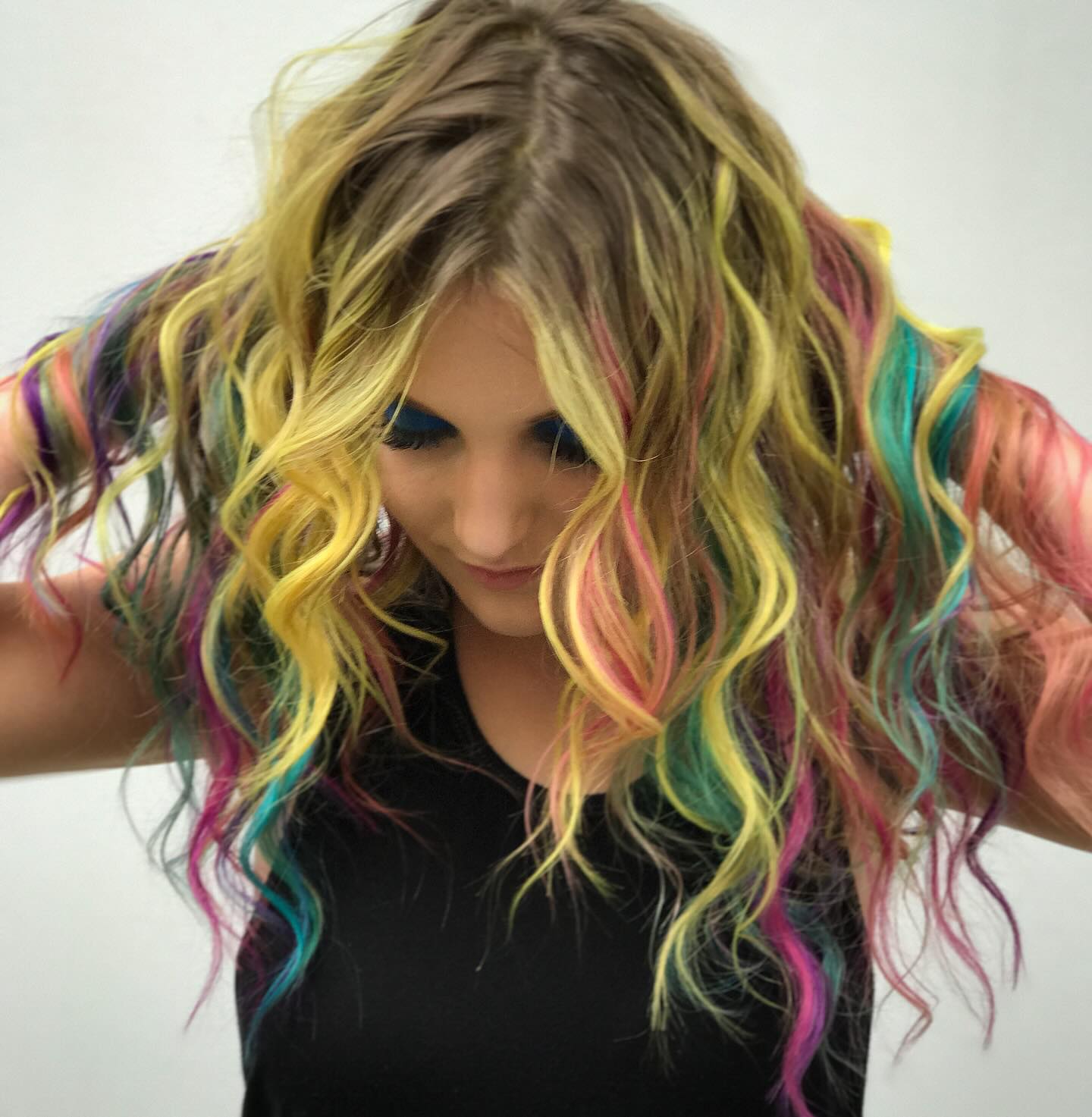 ✨ICONIC✨ Doing a neon color pallet over a rooted teasy-lite is perfect for the spring/summer seasons. The blonding technique insures the demarcation line stays soft with grow out, and the color choices will mellow out to a more pastel and even blonde hue overtime. Allowing a beautiful evolution with her look and allowing her to go longer between visits. Often clients like this can come in every 8-12 weeks for the full lightening and fashion color service and on their return visit, do fashion color deposit ONLY. Meaning many of our clients only get lightened once a year.
.
.
.
.
#northernvirginia #dmvhair #rainbowhair
📍Alexandria VA