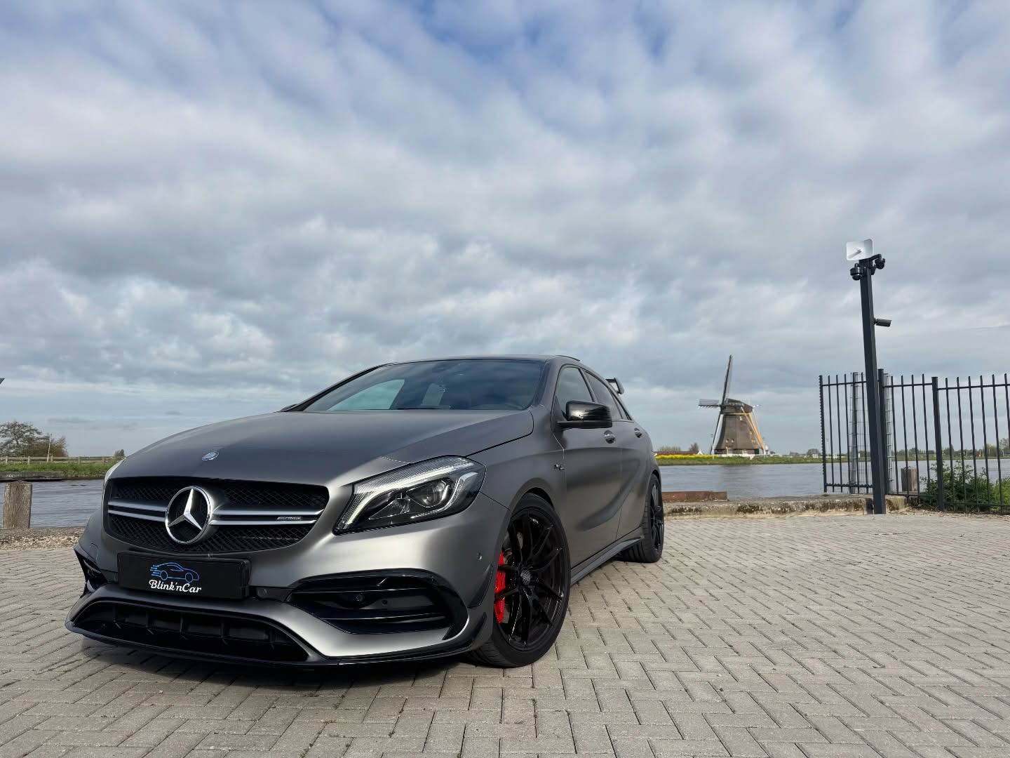 All about the details🫶🏻. Stoor jij je ook aan die paar kleine chrome delen op je zwarte auto? No worries! Laat ze wrappen. Jaar lang garantie. Hoge kwaliteit en altijd verwijderbaar! Deze amg a45 heeft dit genomen in combinatie met 70% zijramen en een rode chameleon tint!
#amg
#a45
#chromedelete
#mercedes
#tintedwindows