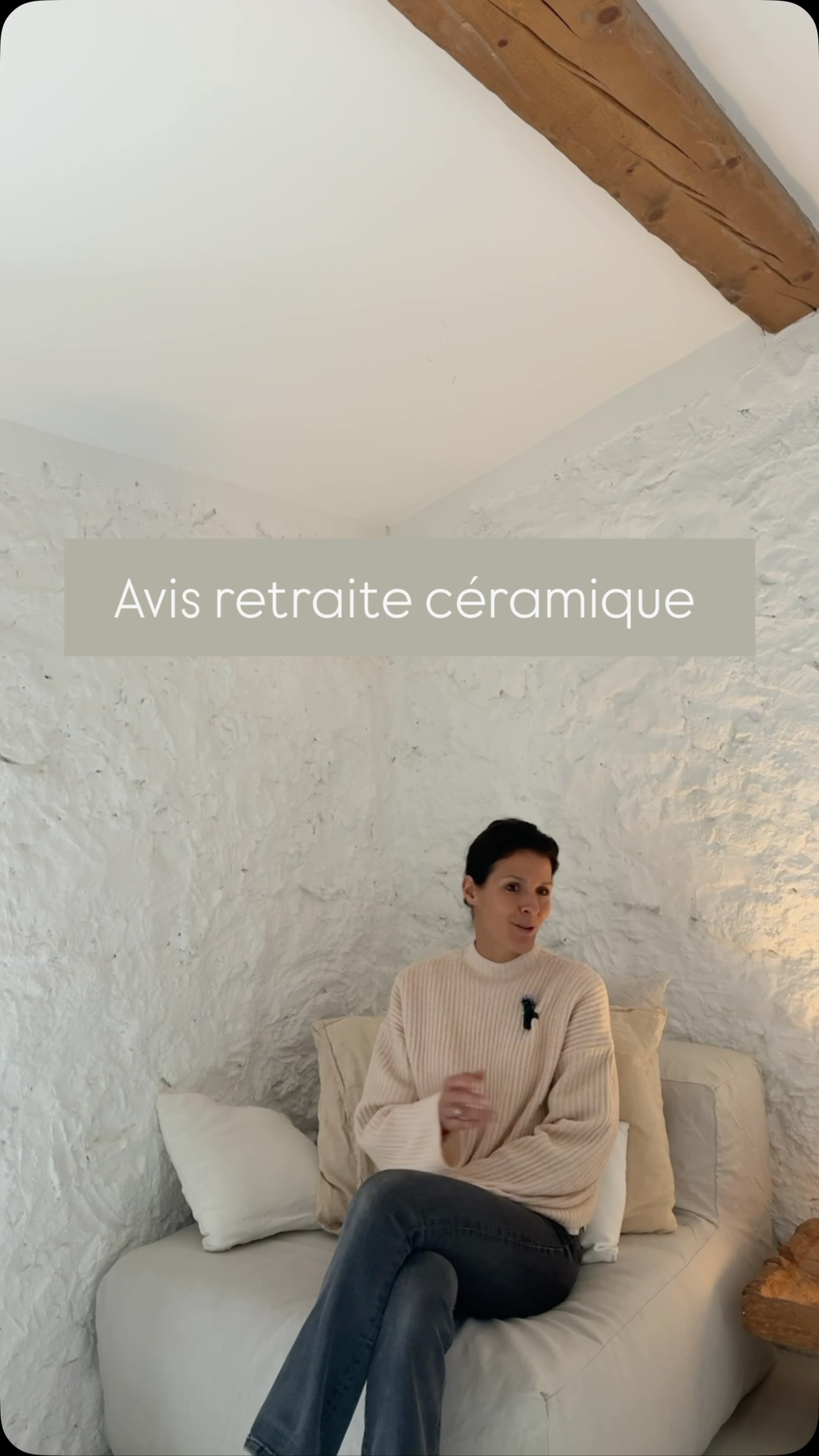 Dans cette retraite céramique sur la Côte d’Azur, il se passe toujours quelque chose de plus profond que ce qu’on imagine au départ.
Ce n’est pas seulement une retraite bien-être ou une retraite yoga.
C’est un espace où l’on ralentit vraiment.
Très vite, des liens sincères se créent. Des échanges vrais, simples, profonds.
La céramique devient alors bien plus qu’une activité.
Elle devient méditative, presque hors du temps.
On se concentre, on respire, on oublie tout le reste.
Et c’est souvent ce qui revient le plus :
le repos, le lâcher-prise, et ce sentiment d’avoir fait une vraie pause.
Créer, rencontrer, ressentir.
C’est toute l’essence de ces retraites céramique et retraites bien-être.