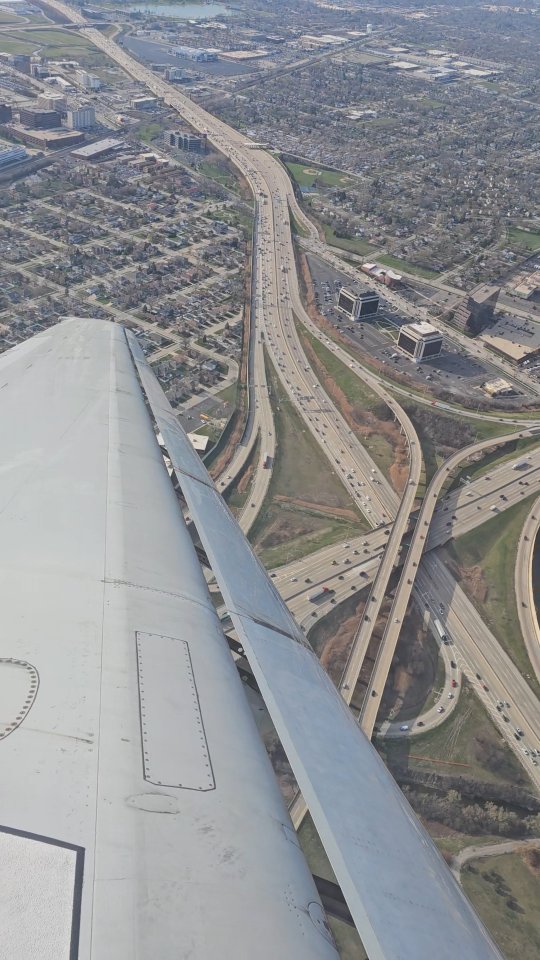 Flying the 717 out of O'Hare and getting above all that Chicago traffic. 🛫
.
🏷 #boeing717 #boeing717lovers #md95 #maddogseries #chicagoohare