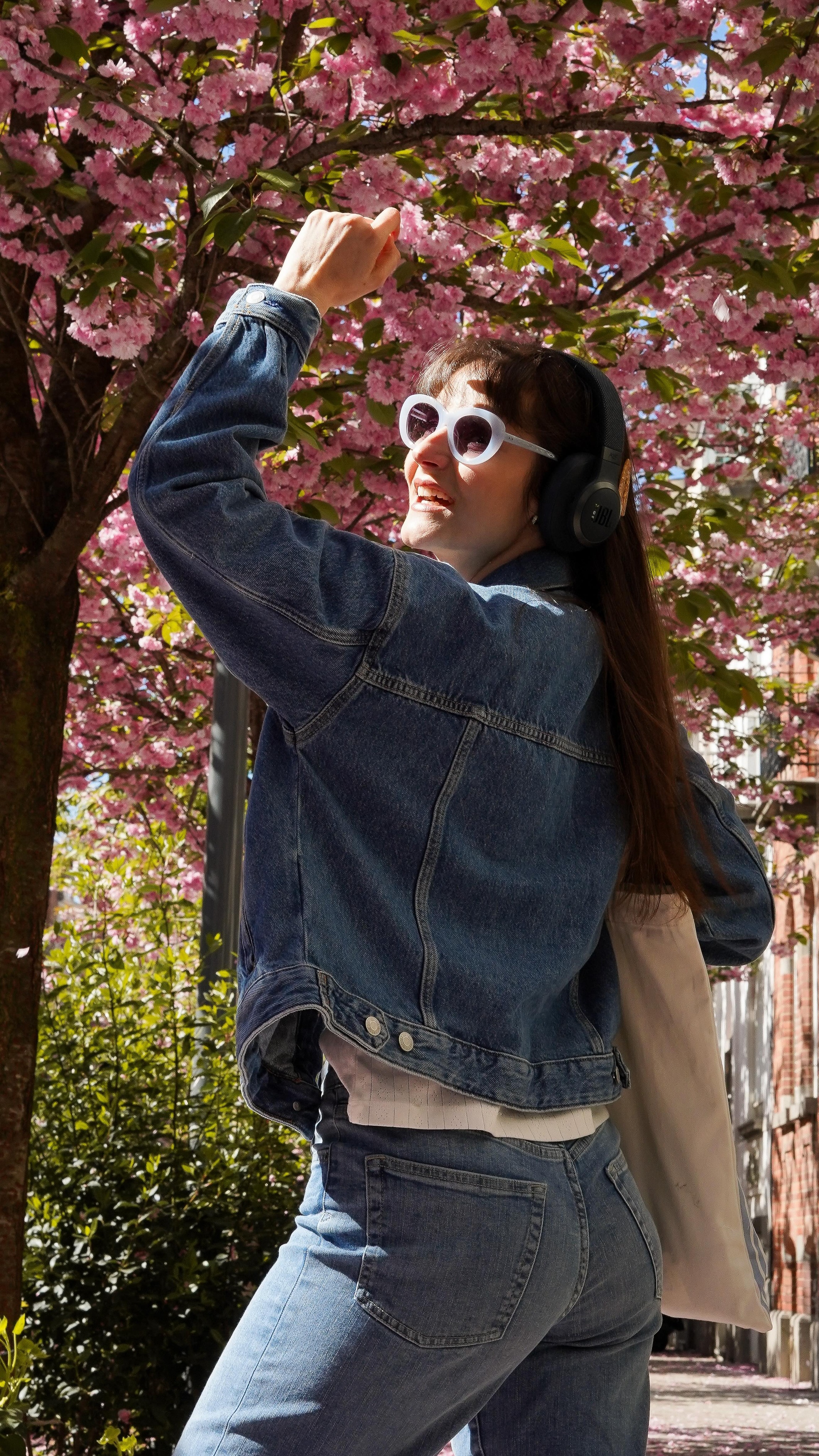 #publicité | Ever since the Antwerp @ca Made For Moves event, these jeans have been on repeat 👖✨
So I thought… why not show you 3 looks, 1 denim, with a little movement in between. 💃
From a timeless white blouse moment, to denim-on-denim casual chic, to an elevated date night vibe → proof that a great pair of jeans can truly move with every mood. 💙
Which look are you picking: 1, 2 or 3? 👌😎
#madeformoves #DenimStyle #DenimOutfit #LookGoodAndFeelGood