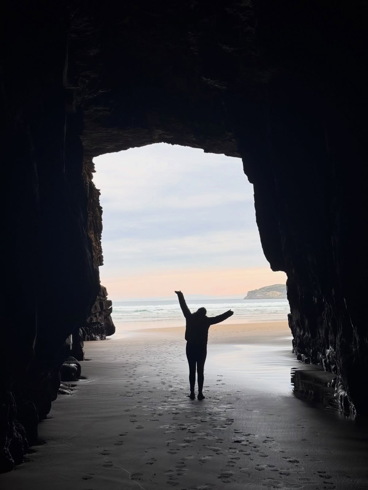 Visite des Cathedral Caves, hautes de 30 mètres !
👉 Il faut bien s’organiser pour les visiter puisqu’elles sont accessibles uniquement deux heures avant la marée basse.
Elles sont situées sur une propriété privée gérée par une fondation maorie !
Un incontournable des Catlins
#cathedralcave #catlins #nouvellezélande #newzealand