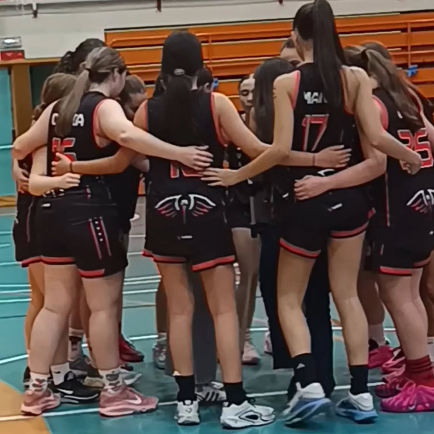Cadete femenino B gana a Estudiantes Las Tablas A por 75 a 33.
A pesar de que no fuimos capaces de desarrollar el juego que nos gusta y de estar muy intensas en defensa, solventamos el partido con una victoria amplia.
Cabe destacar que nuestra anotación estuvo muy repartida entre todo el equipo.
Seguimos sumando para cuando lleguen los playoffs.
Deseamos a Sofía Tavares una pronta recuperación y que esté a tope para los playoffs; te necesitamos.
