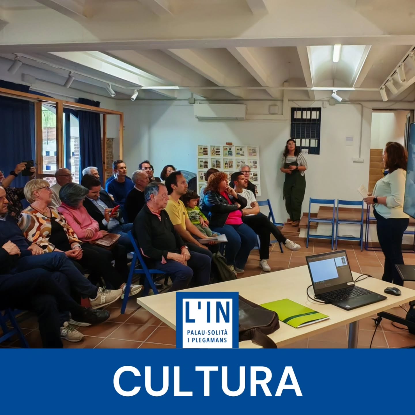 QUATREPINS. L’Associació Cultural Quatrepins ha celebrat aquesta tarda una trobada d’autors i col·laboradors. L'acte ha tingut lloc a la Torre Folch i ha servit per presentar un nou monogràfic editat per aquesta entitat. En aquest cas es tracta de la publicació “Apunts, tot fent Memòria. Una volta pels convulsos anys 30”, centrada en el període de la Guerra Civil a Palau-solità i Plegamans. L'obra recull en un sol volum el treball el 2004 per la llavors alumna de l'IES Ramon Casas i Carbó, Elisabet Llamas.
Marta Cañadó, actual presidenta de l'entitat, ha obert la trobada fent un resum de la tasca de Quatrepins durant els seus 35 anys d'història. Seguidament, Tomas Castells, fundador i expresident, ha reflexionat sobre la importància de treballar la memòria històrica des d'una perspectiva local abans de donar pas a Elisabet Llamas, que ha comentat el seu treball. L'autora, graduada actualment politòloga i treballadora d'una ONG d'actuació internacional, ha descrit la memòria històrica com una eina imprescindible per entendre el present i fomentar l'esperit crític, tan necessari per fer front als grans conflictes del món actual i a l'auge de les ideologies feixistes.
Miquel Arimbau, vicepresident de Quatrepins, ha llançat algunes preguntes a la convidada i li ha agraït la presència. Tot seguit s'ha presentat el projecte de nova web que està treballant l'entitat. L'alcalde, Oriol Lozano, ha lloat la tasca de Quatrepins i amb la seva intervenció s'ha donat l'acte per acabat.
Els assitents han pogut gaudir després d'un petit refrigeri, cortesia de Quatrepins.
#memòria #memoriahistórica #Palausolitaiplegamans #Psip @quatrepins_cultura