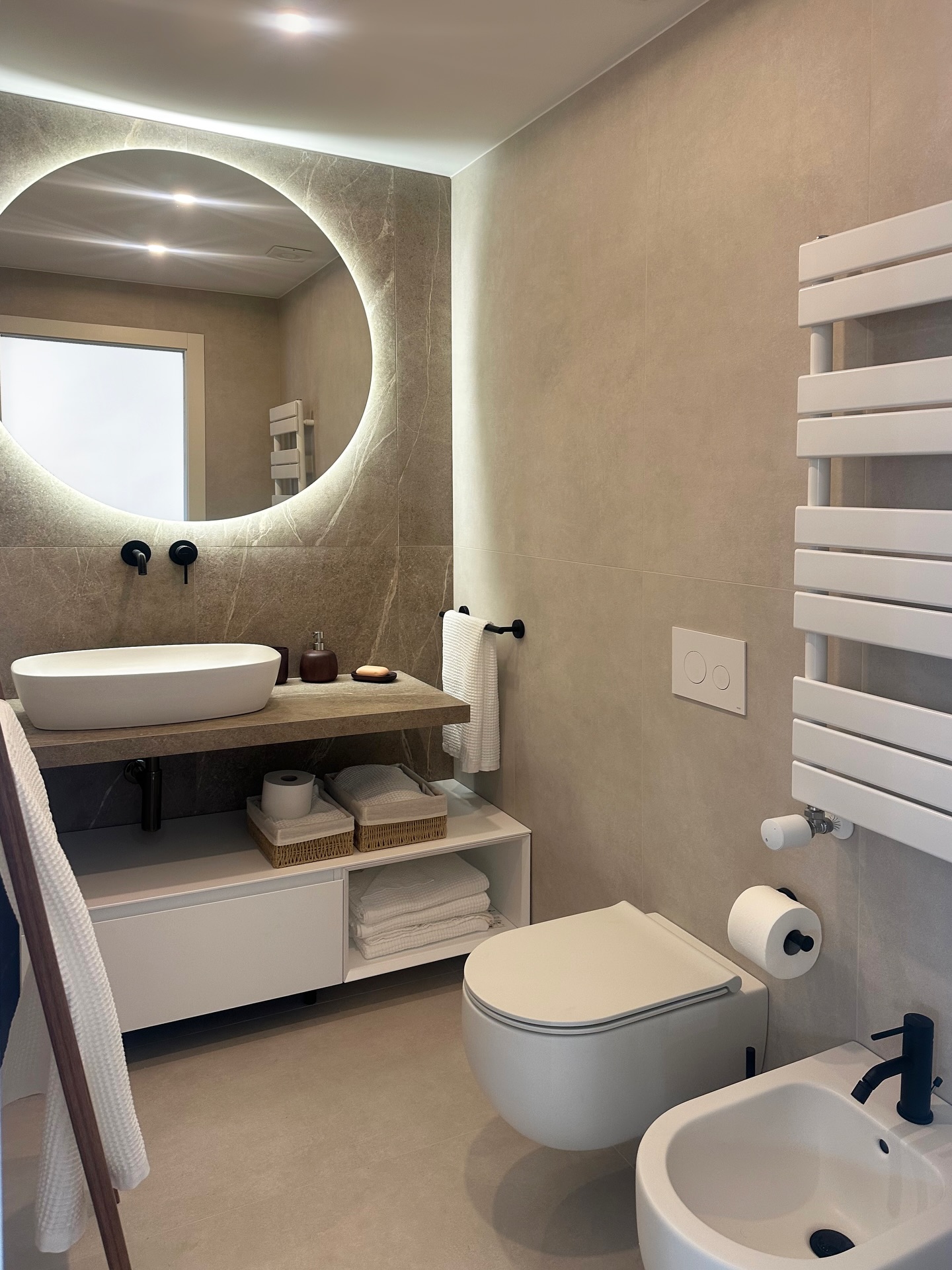 Ristrutturare un bagno significa ripensarlo da zero.
Si parte dallo spazio e da come lo si vive: ottimizziamo layout e volumi, scegliamo materiali durevoli, integriamo luce e arredi per creare un’atmosfera coerente. Ogni dettaglio conta, dallo specchio retroilluminato agli elementi tecnici nascosti, fino alla scelta di finiture che resistono nel tempo.
Seguiamo tutto il processo, dal concept alla realizzazione, coordinando lavori, impianti e forniture.
Vuoi ristrutturare il tuo bagno? Contattaci ora 📩
@chiocca.design
Design · Restyling · Ristrutturazione
-
#ristrutturarecasa#ristrutturazionemilano#arredarecasa#studiodiarchitettura