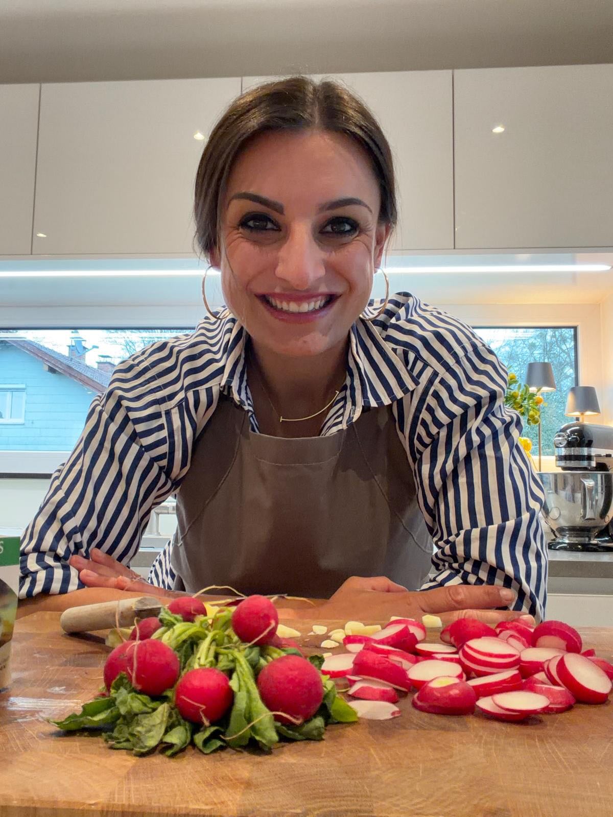 Mein Mann @drmed.thomasloeffler war heute fleißig, deswegen habe ich ihm Thunfischfilet von @fischfeinkost_dechant mit Radieschen- Miso- Ingwersauce gekocht 😉
🍷: Sauvignon Fumé @weingutabraham Als Nachtisch gab es Tiroler Nusskuchen