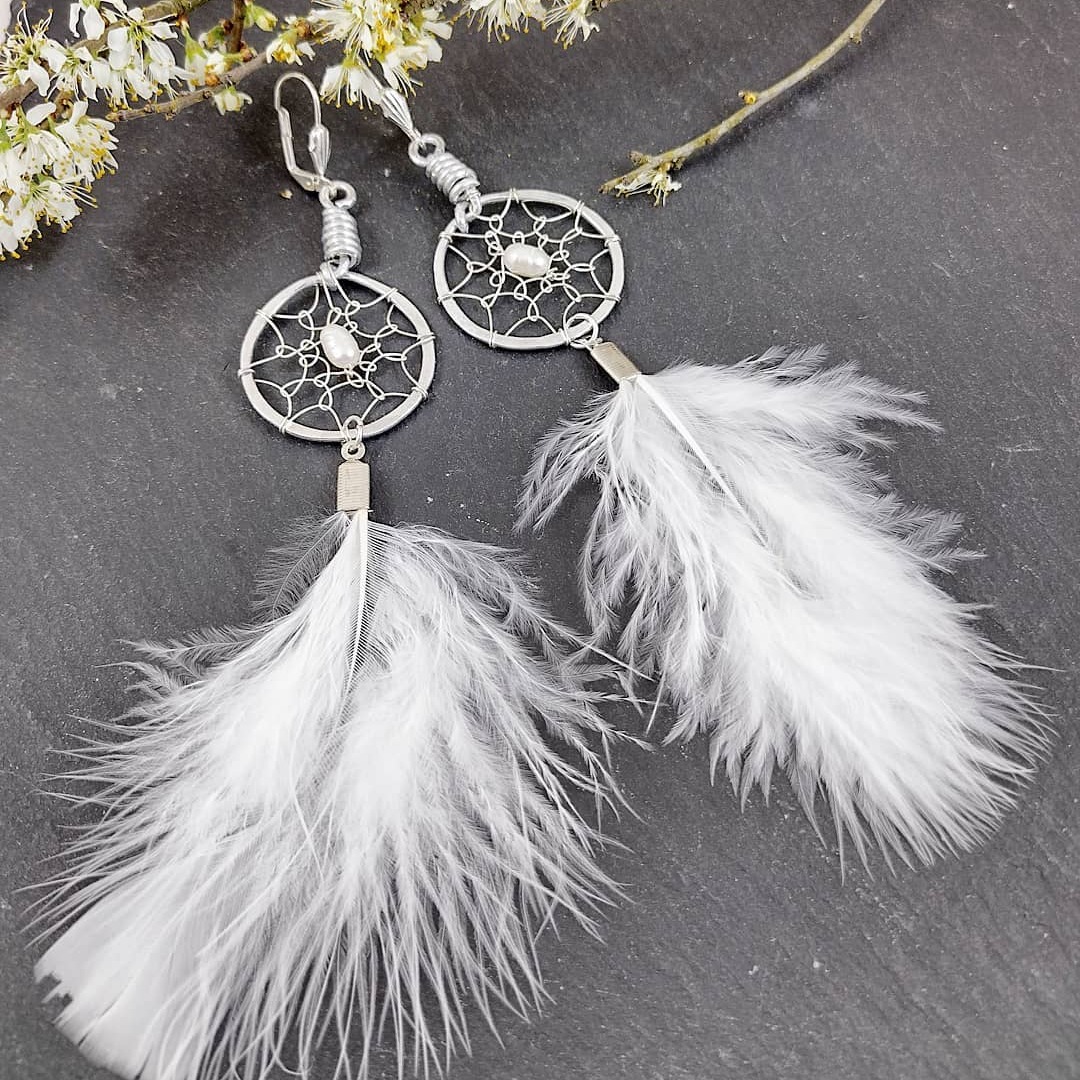 Pearl & Feather Dreamcather Earrings
Just perfect for Springtime π
