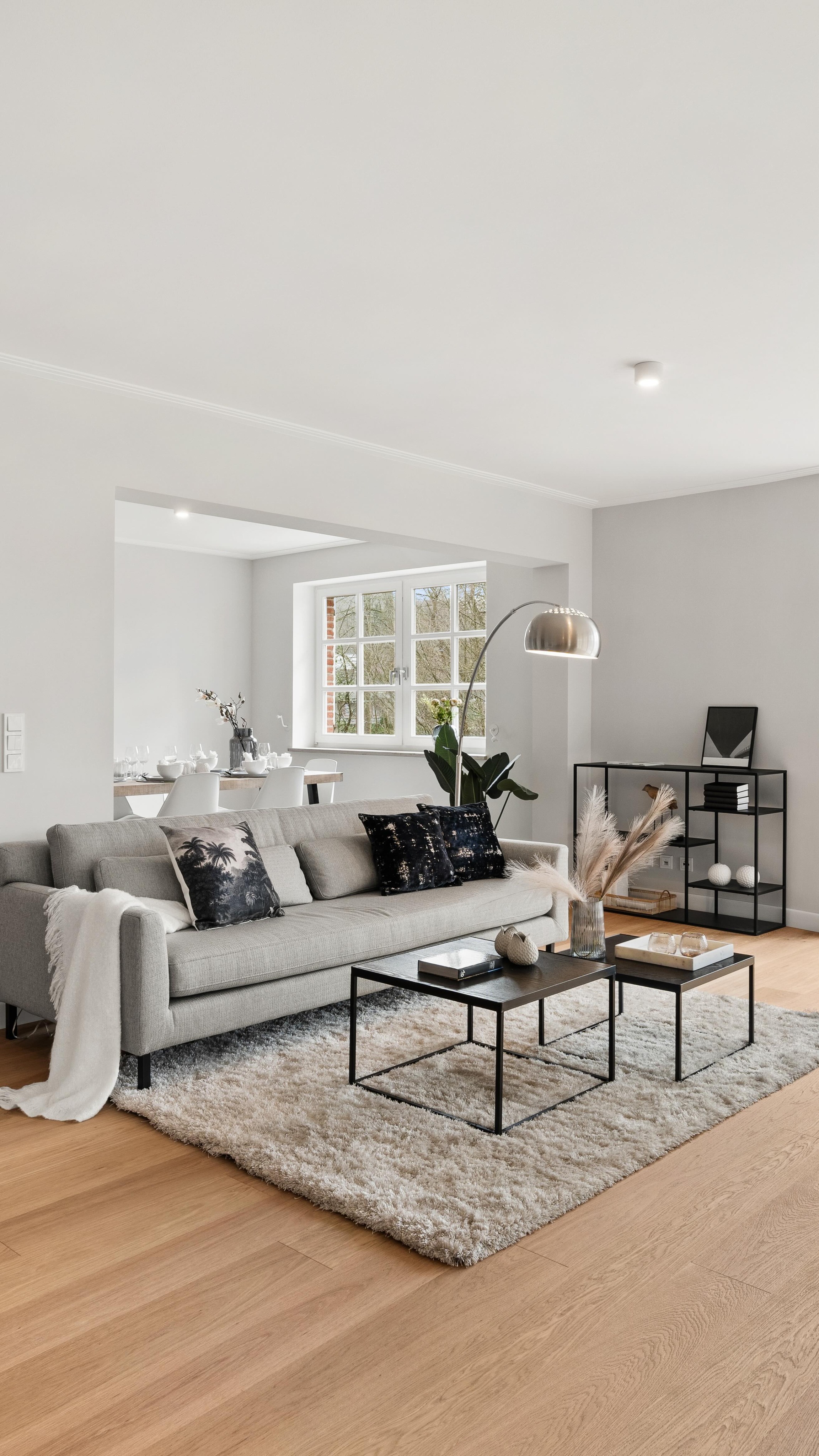 Die meisten denken, ich bin nur Immobilienfotografin. Dabei ist das nur ein Teil meiner Arbeit. Dieser Raum ist ein gutes Beispiel dafür: Ohne Möblierung hätte selbst die beste Fotografie seine Wirkung nicht entfalten können.
Ich begleite Immobilien nicht nur visuell, sondern entwickle sie auch im Home Staging weiter.
Ich freue mich auf gemeinsame Projekte!
Alles Liebe, Anna
#immobilienfotografie #homestaging #interiordesign