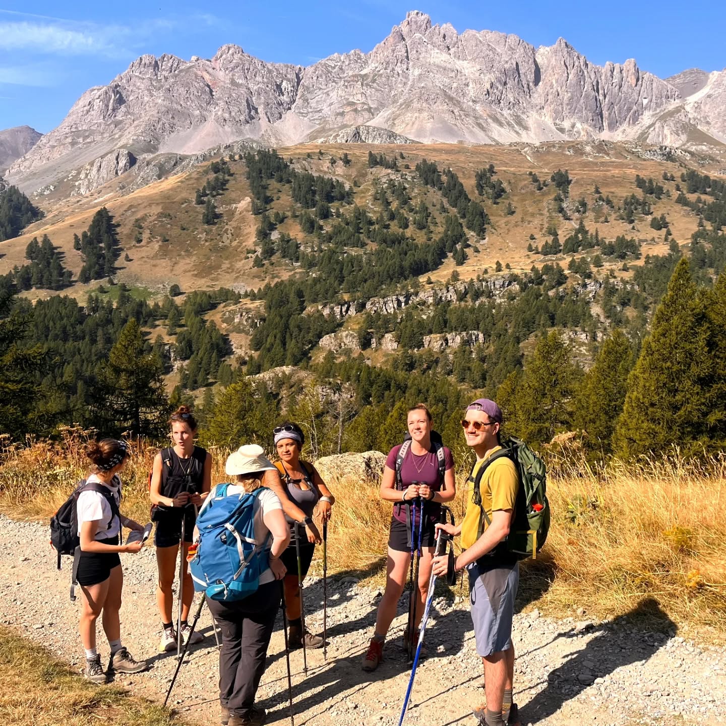 Benieuwd hoe een Passagedag eruit ziet?
🤸🏻♀️We starten de dag meteen buiten, met een bewegings- en ademhalingsmoment om aan te komen in je lichaam en de natuur. Na het ontbijt nemen we tijd voor een gezamenlijke check-in, waarbij je krachtige methodieken leert om écht bij jezelf in te checken — tools die je ook mee naar huis neemt.
🌱Daarna gaan we op pad. Letterlijk én figuurlijk. Tijdens de wandeling wisselen we beweging en activatie af met momenten van stilte, reflectie en rust in de natuur. Je eigen groeiproces krijgt zo op een organisch tempo vorm gedurende de wandeling.
🦋Na de wandeling is er ruimte voor integratie: even loskomen van de groep en helemaal terugkeren naar jezelf. Vervolgens wordt er samen gekookt en is er vrije tijd voor ontspanning.
🍵We sluiten de dag af met een deelcirkel, soms rond het kampvuur 🔥
Geen strakke planning, wel een afgestemd programma dat meebeweegt met wat er in de groep leeft.
Voel je nieuwsgierigheid?
Je bent welkom om een gratis kennismakingsmoment in te boeken en al je vragen te stellen.
👉 www.passagetochten.fr
Liefs,
Karlien
📷❤️ throwback aug '25
📸🙏@saramarijs
#passagetochten #vertraging #natuur #persoonlijkegroei #bewustleven wandelen reflectie verbinding tijdvoorjezelf passagetochten