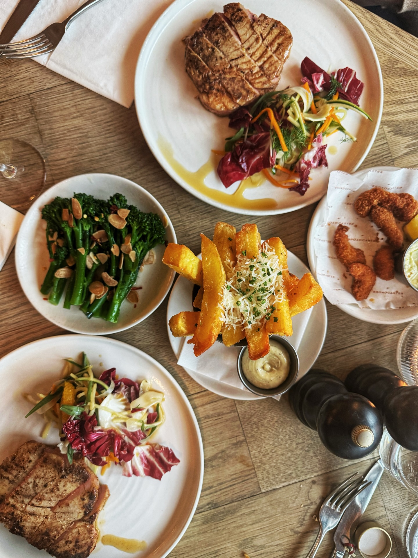 The @thebroadcasterlondon in White City is a Fab dog friendly restaurant with a gorgeous terrace
Dishes we had include:
- Rare breed pork & Braeburn apple sausage roll
- Tiger prawn scampi
- Grilled yellowfin tuna
#thebroadcasterwhitecity #thebroadcasterlondon #thebroadcaster #londonfoodie #londonfoodblogger