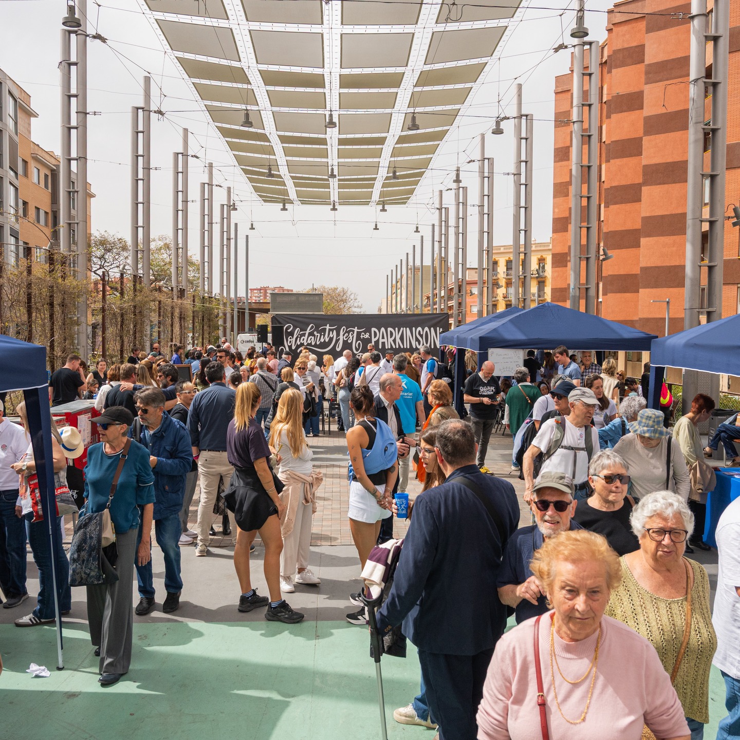 ✨ GRÀCIES per fer-ho possible ✨
El Solidarity Fest for Parkinson’s ha estat tot un èxit 💙
Una jornada plena de vida, música i solidaritat on hem compartit molt més que un esdeveniment: hem creat comunitat, hem donat visibilitat al Parkinson i hem demostrat que, junts, som imparables.
🎤 💃Moments únics plens d'art.
El grup de Dansa per al Parkisnon va inaugurar la jornada amb una demostració plena d’emoció. @trusketa2017
La coral @coral.parkinsongs es va sumar a celebrar el Dia Mundial amb una actuació que ens va fer vibrar. Gràcies! @juditsolermusic
@swingmaniacs amb la Jana al capdavant va fer moure’ns a tots amb una masterclass molt moguda.
🎧 Música en directe amb DJs increïbles
Gràcies @luislenuit @raul_tt i @homelessdj per posar ritme al Solidarity.
🧵 Activitats per a totes les edats.
Gràcies als voluntaris del taller de polseres i la zona infantil i gràcies a @cazcarraschool per col·laborar amb una gran sensibilitat!
🏓Tennis Taula
Sense els companys de @cttlhospitalet no haguès estat el mateix. El tennis taula va ser tot un èxit de participació!
👩🔬Carpes informatives
Gràcies a @parkinson.joven per acompanyar-nos i per tot el suport, seguim! I a l'art de @mireiacordomiart
Gràcies a @hospital_clinic i @vallhebroncampus per apropar la ciència a la ciutadania!
🤝 I sobretot, persones compromeses amb una causa que ens uneix.
Volem fer especial menció a tots els voluntaris i voluntàries que van destinar el seu temps a la organització, especialment al grup de @voluntariadocaixabank que van estar durant tota la Jornada ajudant-nos a que tot sortís rodò!
I a les galetes solidàries de @cuinadolcabyvinyet 🍪
Gràcies a totes les persones que heu vingut, als col·laboradors i a tots els qui heu posat el vostre granet de sorra 💫
Això no s’atura aquí. Seguim treballant per millorar la qualitat de vida de les persones amb Parkinson i les seves famílies.
💙 Junts mirem cap al futur.
📸 @samsoradu
#parkinsoncat #solidarityfest #dm26 #solidaritat #Parkinson