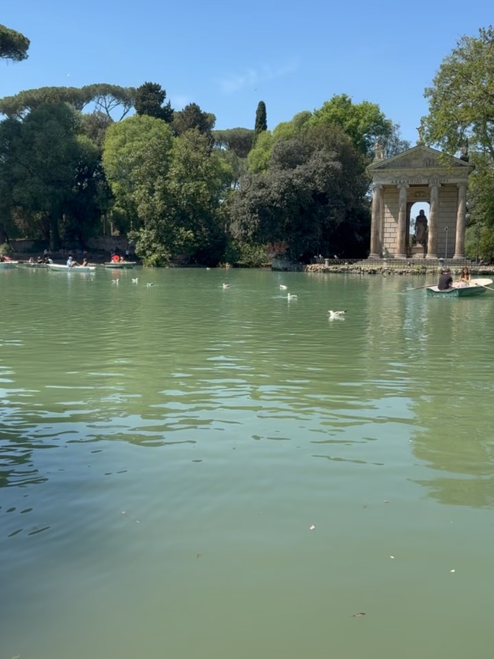 Quelques photos de notre séjour en Italie où j’ai puisé énormément d’inspiration pour la nouvelle saison 2026, notamment :
✨ une très belle vaisselle chez @il_fiore_doro
⚜️des bijoux vintages dans une petite boutique de décoration dans le quartier de Trastevere à Rome
🏮mais aussi de sublimes lanternes dans le restaurant @il_pescatore_procida_ où nous avons savouré leur merveilleuse salade de citron 🍋
🥂Je reste encore dubitative concernant la verrerie. L’année dernière, je l’avais achetée auprès de la marque @luigibormioli mais cette année je recherche davantage de rainures et des pieds moins haut afin d’harmoniser les jeux de hauteurs entre la décoration florale et la présence de luminaires.
De nombreux éléments de la nouvelle collection ont été commandés, j’ai hâte de vous les dévoiler ici et j’espère qu’elle va vous plaire !