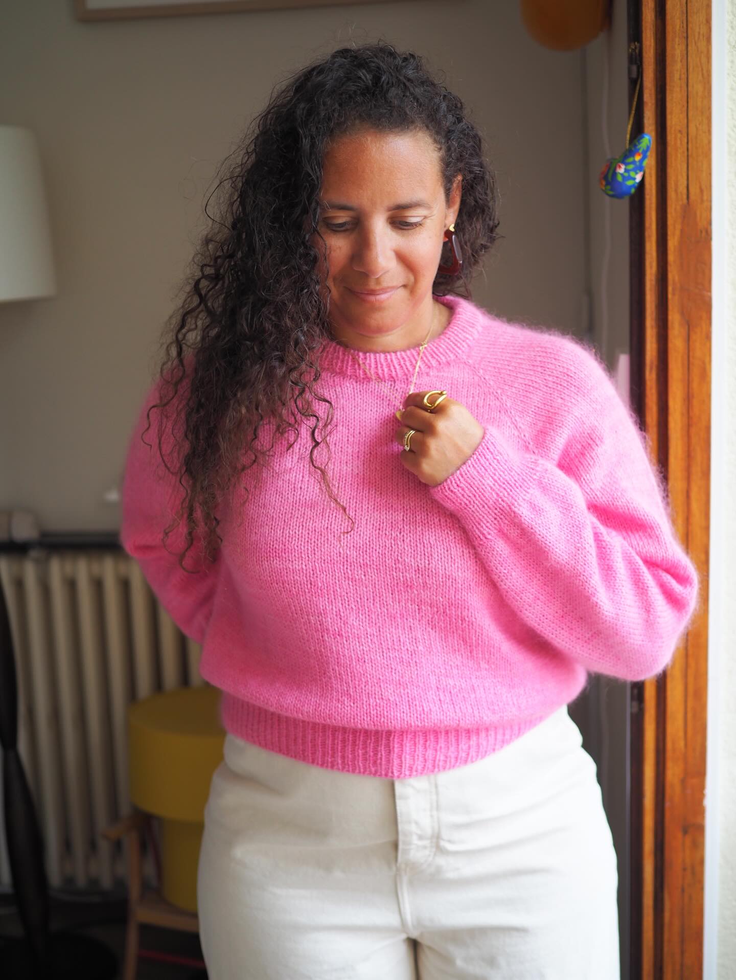 LUZ c’est vraiment le pull que je porte sans réfléchir.
J’avais envie depuis un moment de m’en tricoter une version dans des fils plus épais que deux fils de mohair et soie.
J’ai opté pour un fil sport (la SAM de @yarnbysimone ) et un fil de lace mohair et soie (KMS de @yarnbysimone ). J’ai exactement le même échantillon que mes versions initiales et j’ai tricoté des manches avec diminutions.
J’en ai profité pour mettre à jour la fiche en ajoutant cette version et en améliorant certaines techniques.
🎟️ Si vous l’avez acheté sur Ravelry, la mise à jour est déjà disponible sur vos bibliothèques.
🏷️ Si vous l’avez acheté sur le site, envoyez moi un E-MAIL et je vous enverrai la mise à jour en retour avec plaisir.
🌷 Retrouvez La Fiche tricot en 8 tailles en français et en anglais sur Ravelry et www.AtelierEmilie.com
Fils . @yarnbysimone couleur Jailhouse
__________________________________
#atelieremiliedesigns #pullluz
Tricot Knit knitting tricot pull femme