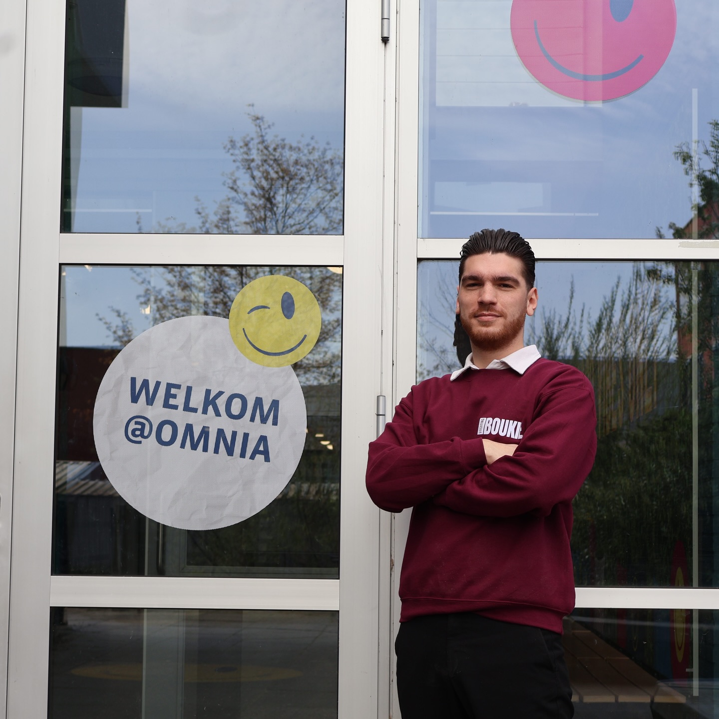 Stichting Boukie nu ook actief op scholen! 🎓
Sinds enkele weken is onze jongerencoach Emre Gülpinar actief op het Omnia College. Door aanwezig te zijn binnen de schoolomgeving draagt hij bij aan betere communicatie tussen jongeren en docenten, en biedt hij ondersteuning waar nodig.
Daarnaast organiseert hij na schooltijd zaalvoetbalactiviteiten, waarmee extra contactmomenten worden gecreëerd en jongeren op een positieve manier betrokken blijven bij school en hun omgeving.
De eerste resultaten laten zien dat deze aanpak zorgt voor meer verbinding, vertrouwen en betrokkenheid.
Benieuwd naar de aanpak en de eerste ervaringen?
👉 Lees het volledige artikel op onze site
👉 Geïnteresseerd in een jongerencoach op jullie school? Neem contact met ons op om de mogelijkheden te bespreken!
#stichtingboukie #jongerenwerker #scholen #jongeren #gorinchem